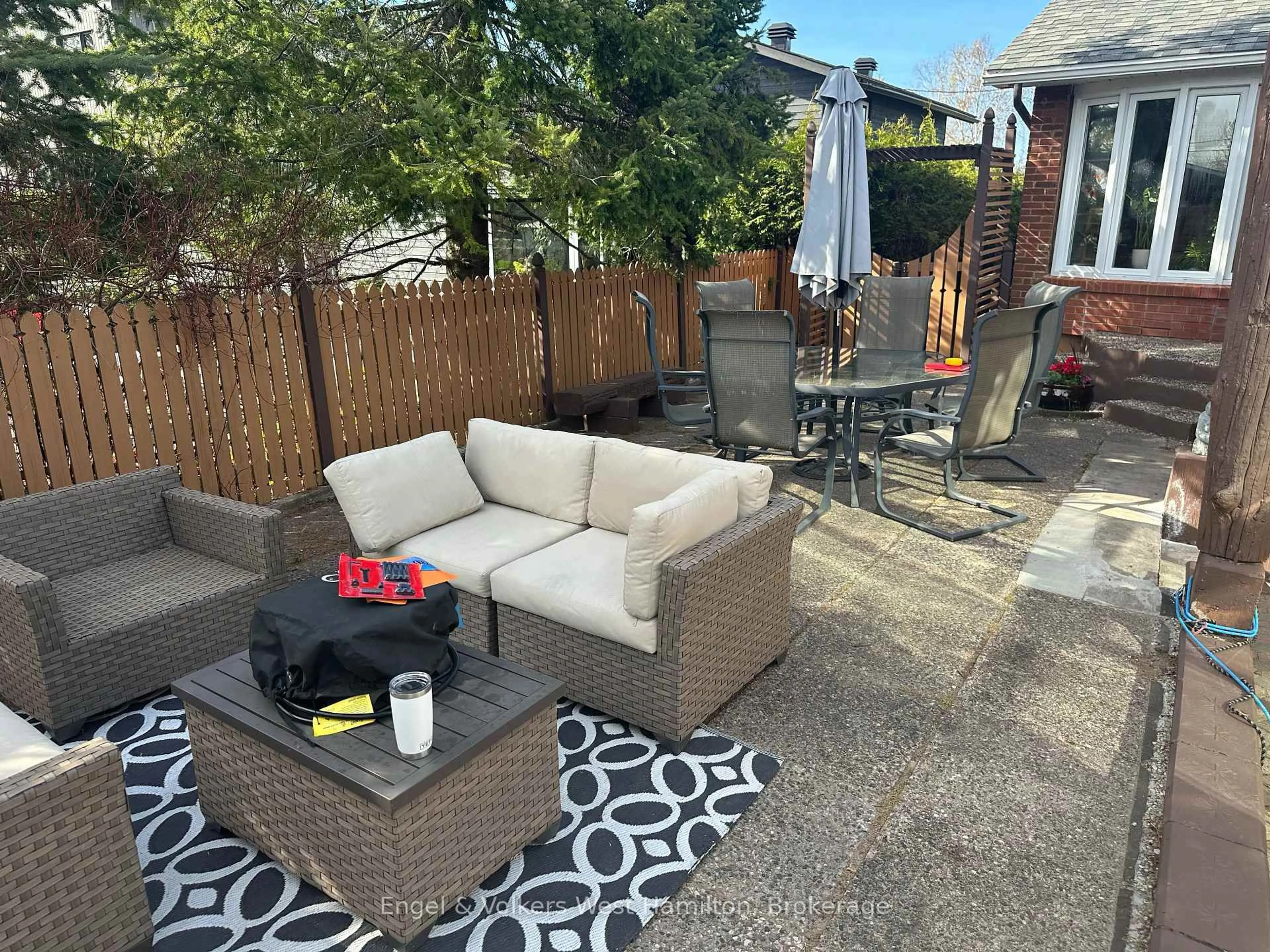 Patio, street for 20 Nesbitt St, Ottawa Ontario K2H 8C6