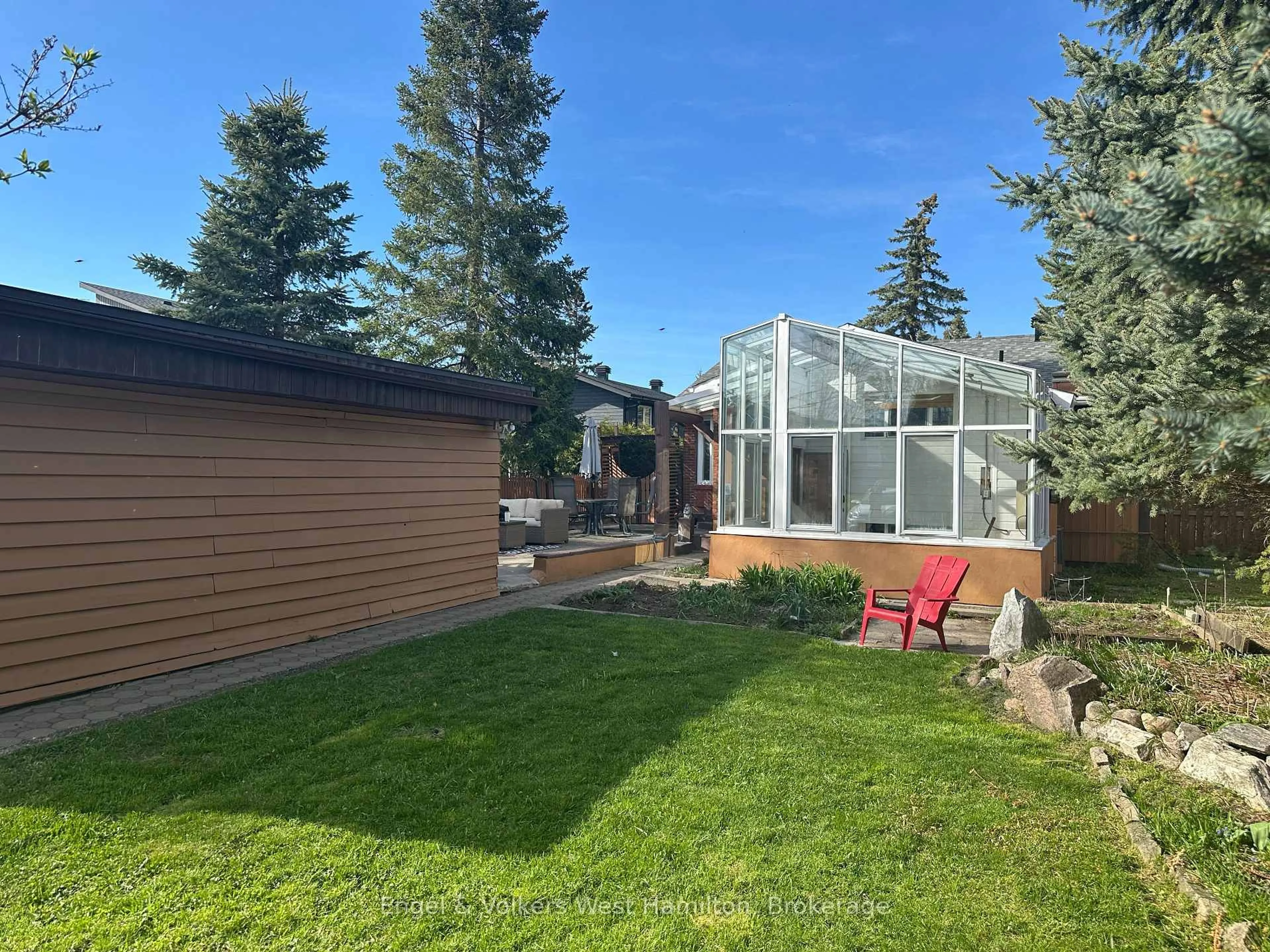 Patio, mountain view for 20 Nesbitt St, Ottawa Ontario K2H 8C6