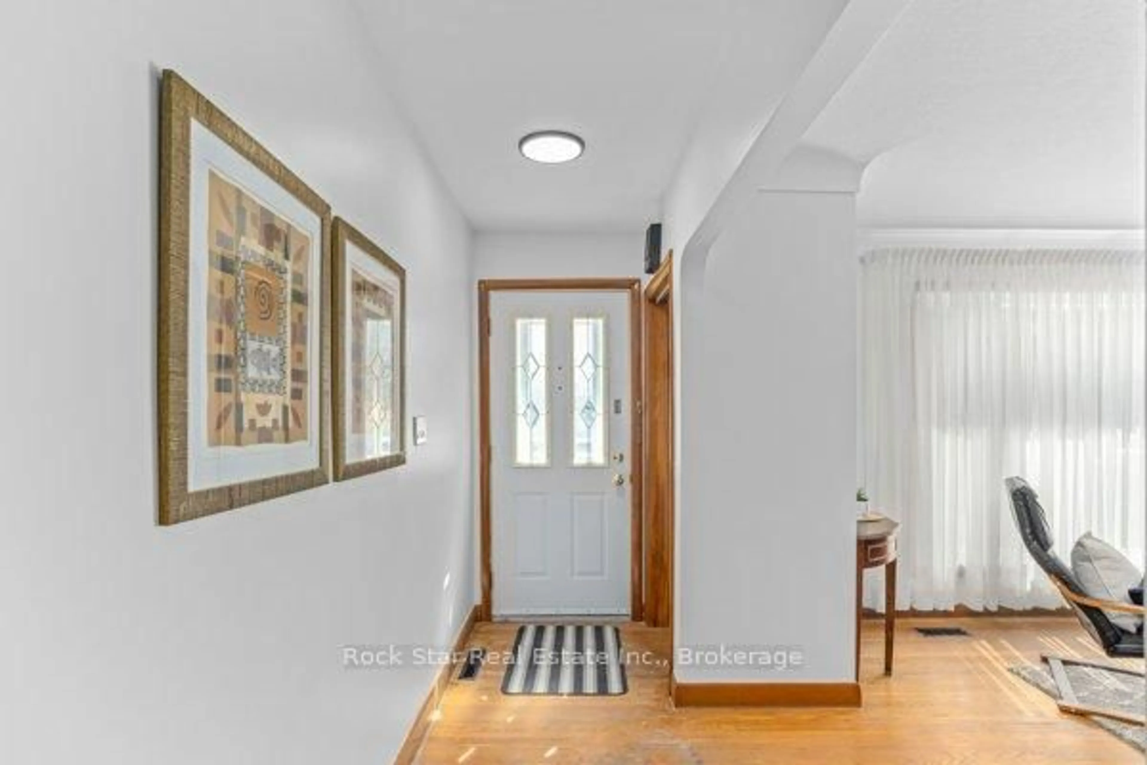 Indoor entryway for 331 Meadowcrest Rd, Kingston Ontario K7M 3S4