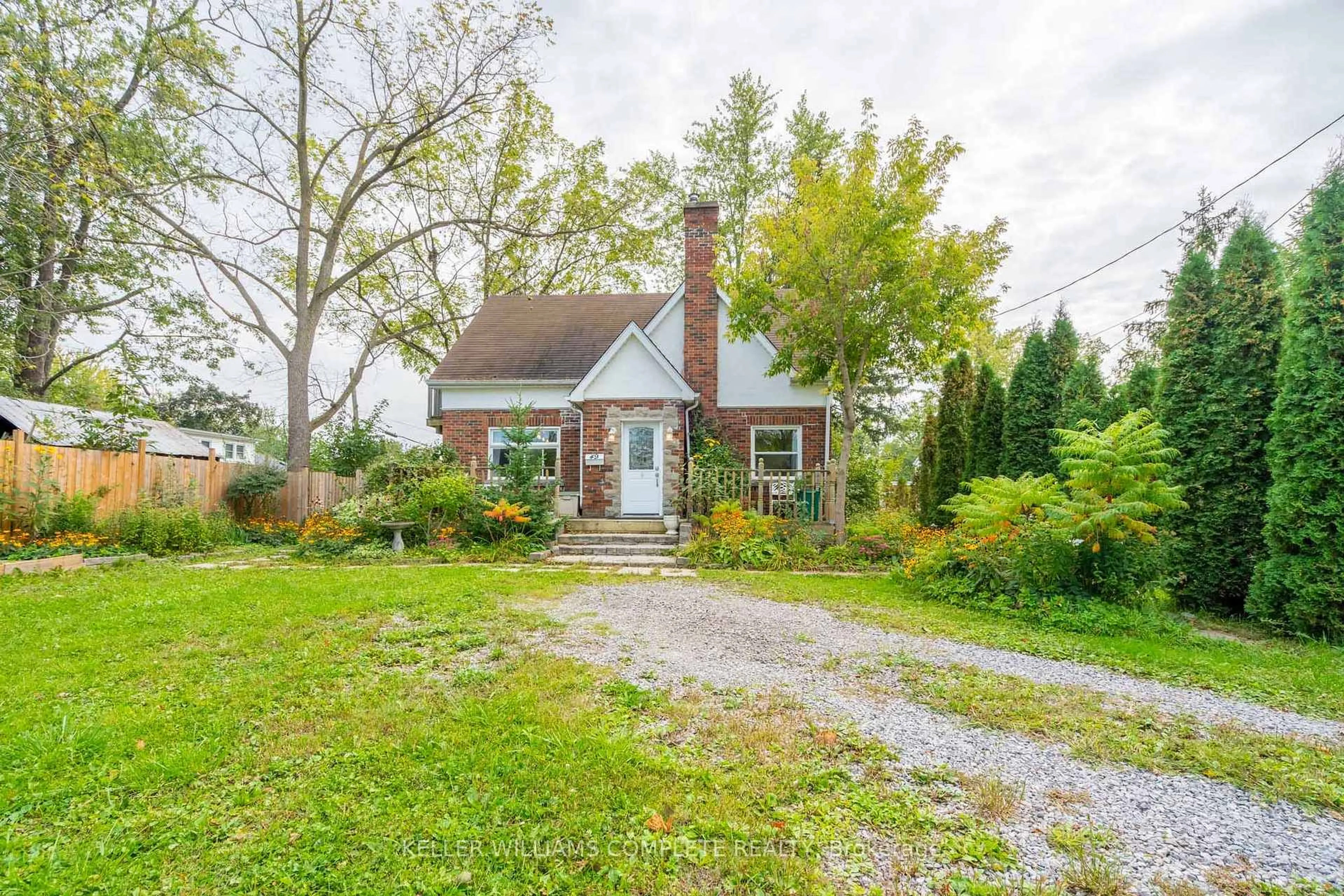 A pic from outside/outdoor area/front of a property/back of a property/a pic from drone, street for 49 Riverside Dr, Welland Ontario L3C 5E1