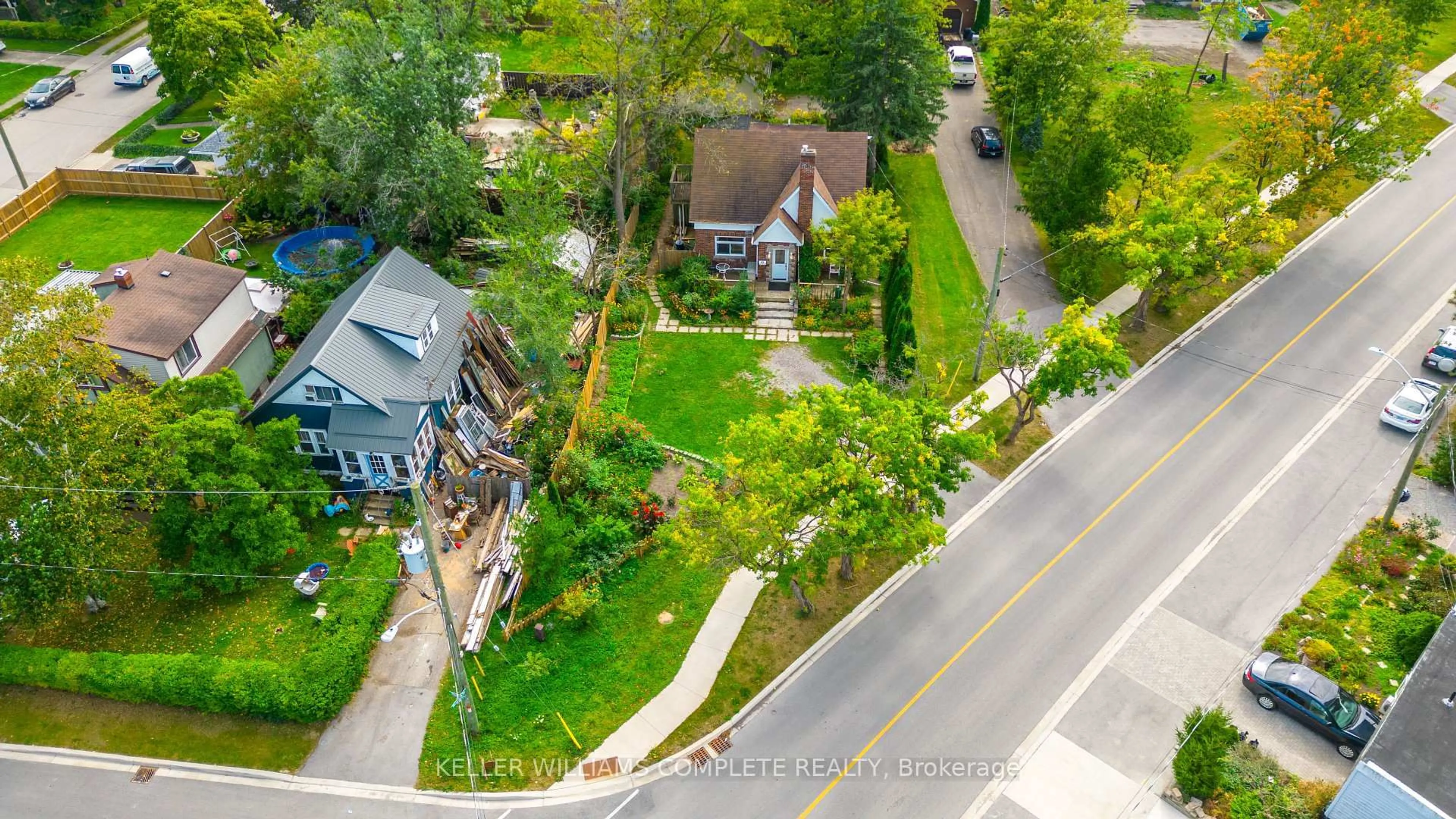 A pic from outside/outdoor area/front of a property/back of a property/a pic from drone, street for 49 Riverside Dr, Welland Ontario L3C 5E1