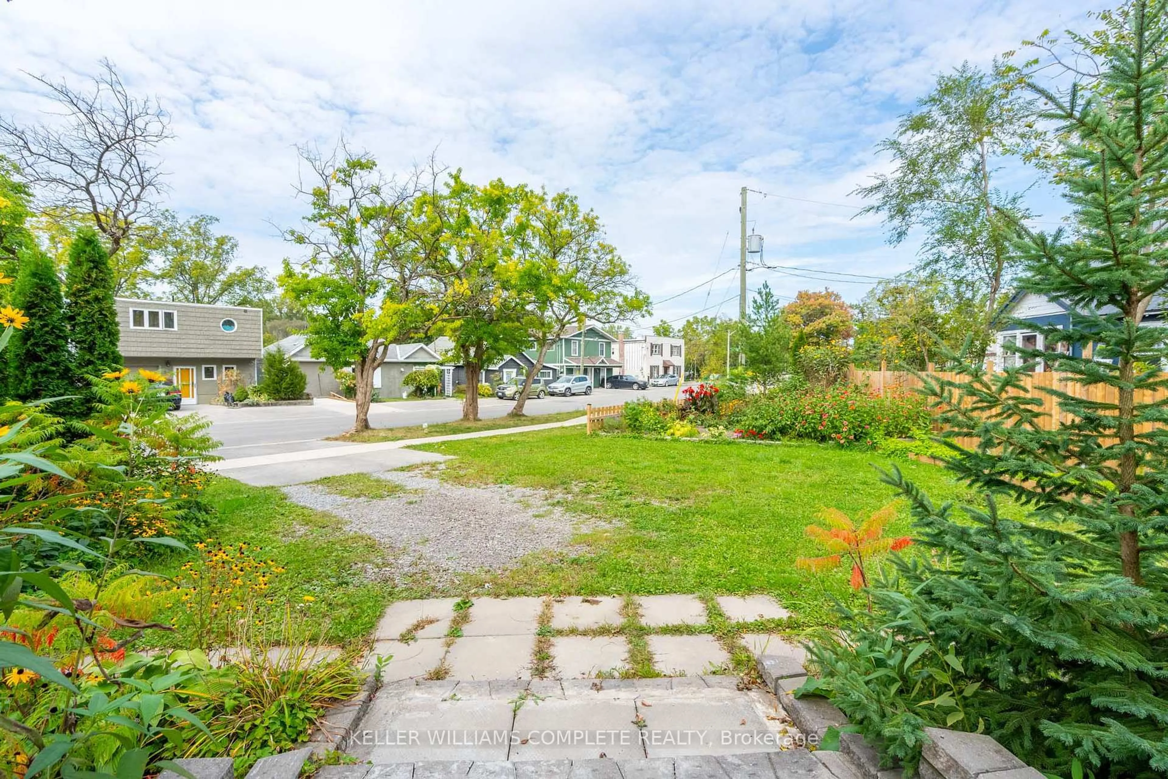 Patio, street for 49 Riverside Dr, Welland Ontario L3C 5E1