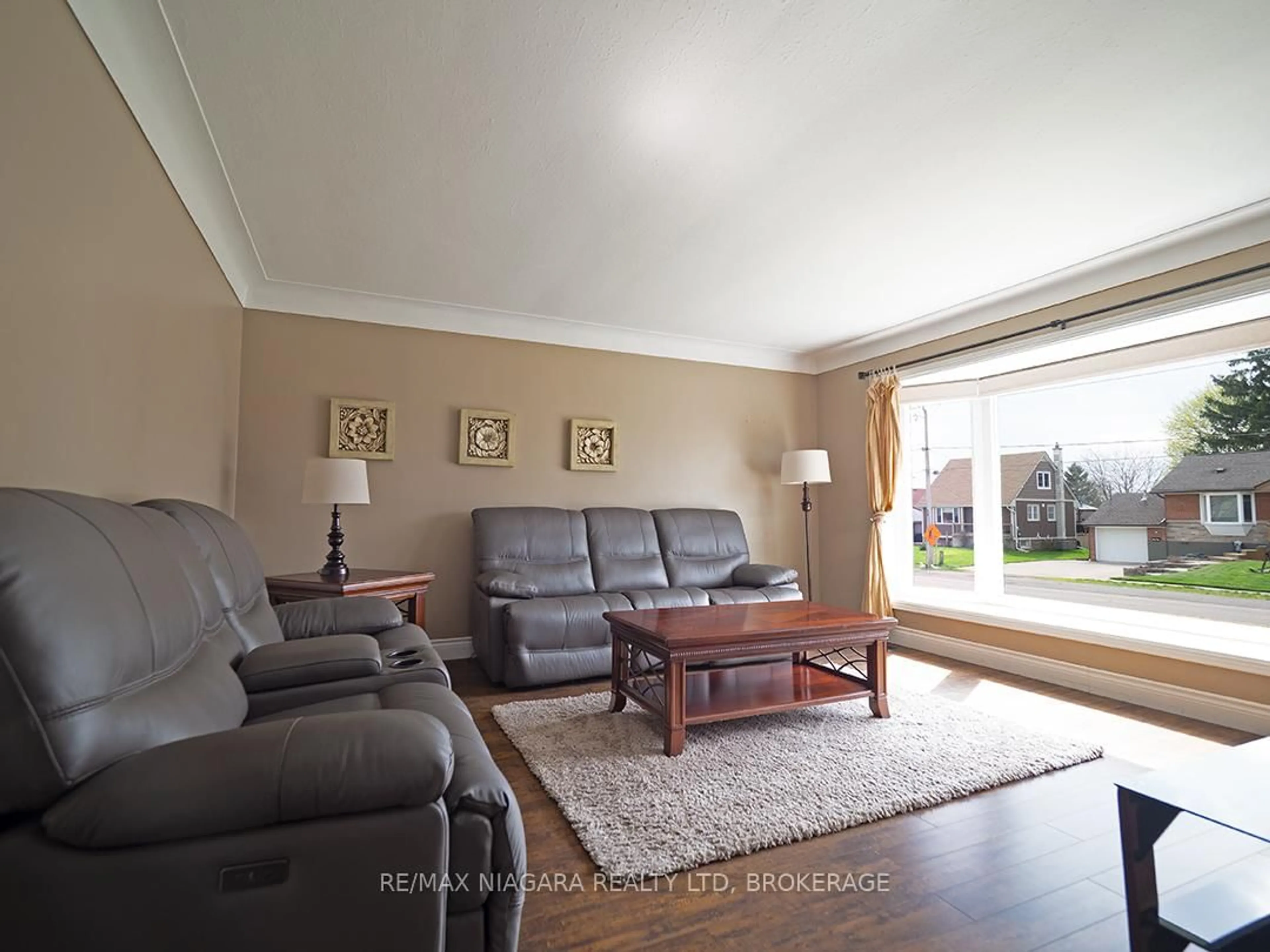 Living room with furniture, unknown for 165 Rosemount Ave, Port Colborne Ontario L3K 5R2