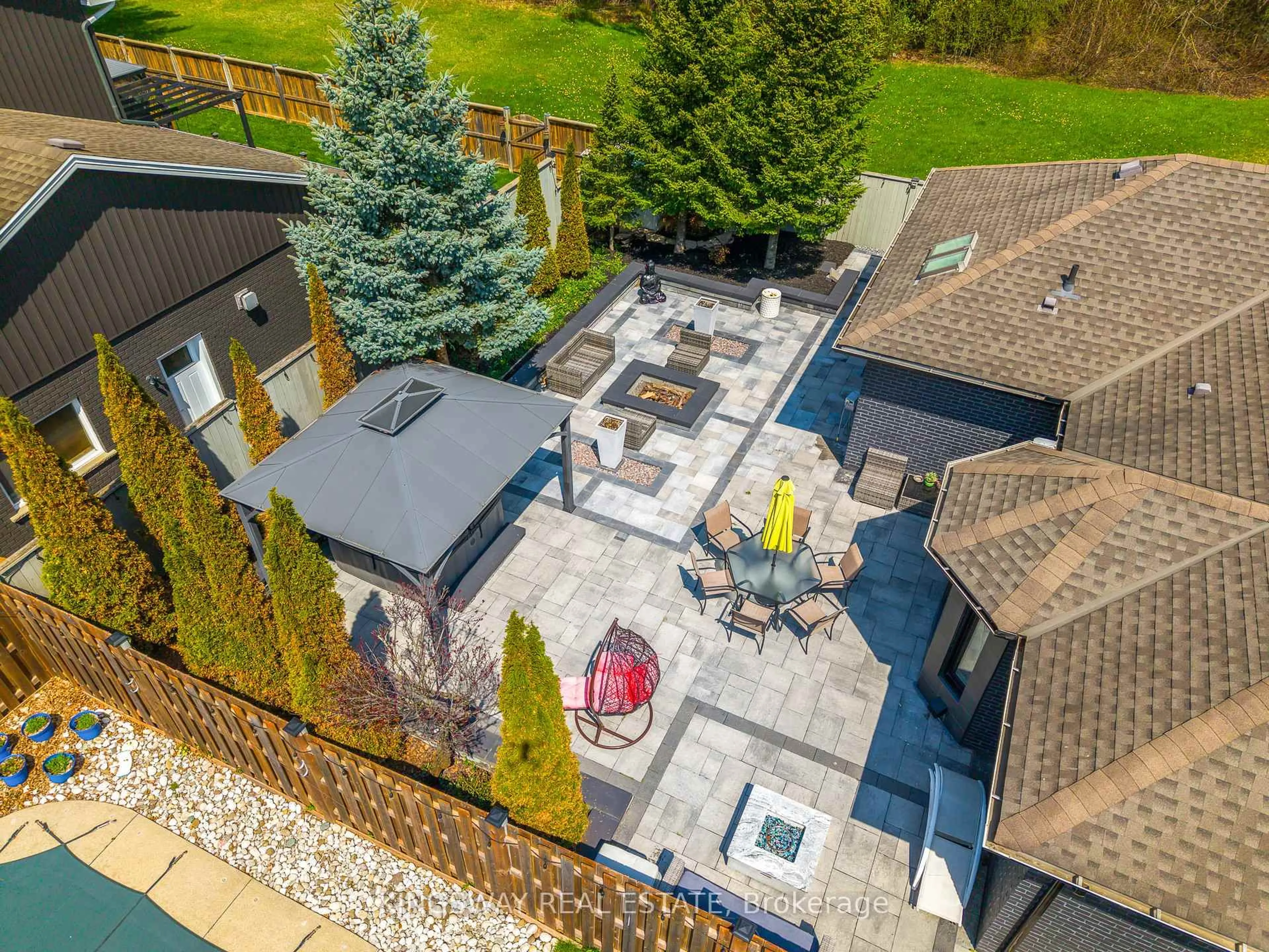 A pic from outside/outdoor area/front of a property/back of a property/a pic from drone, unknown for 202 Michael Dr, Welland Ontario L3C 7B8
