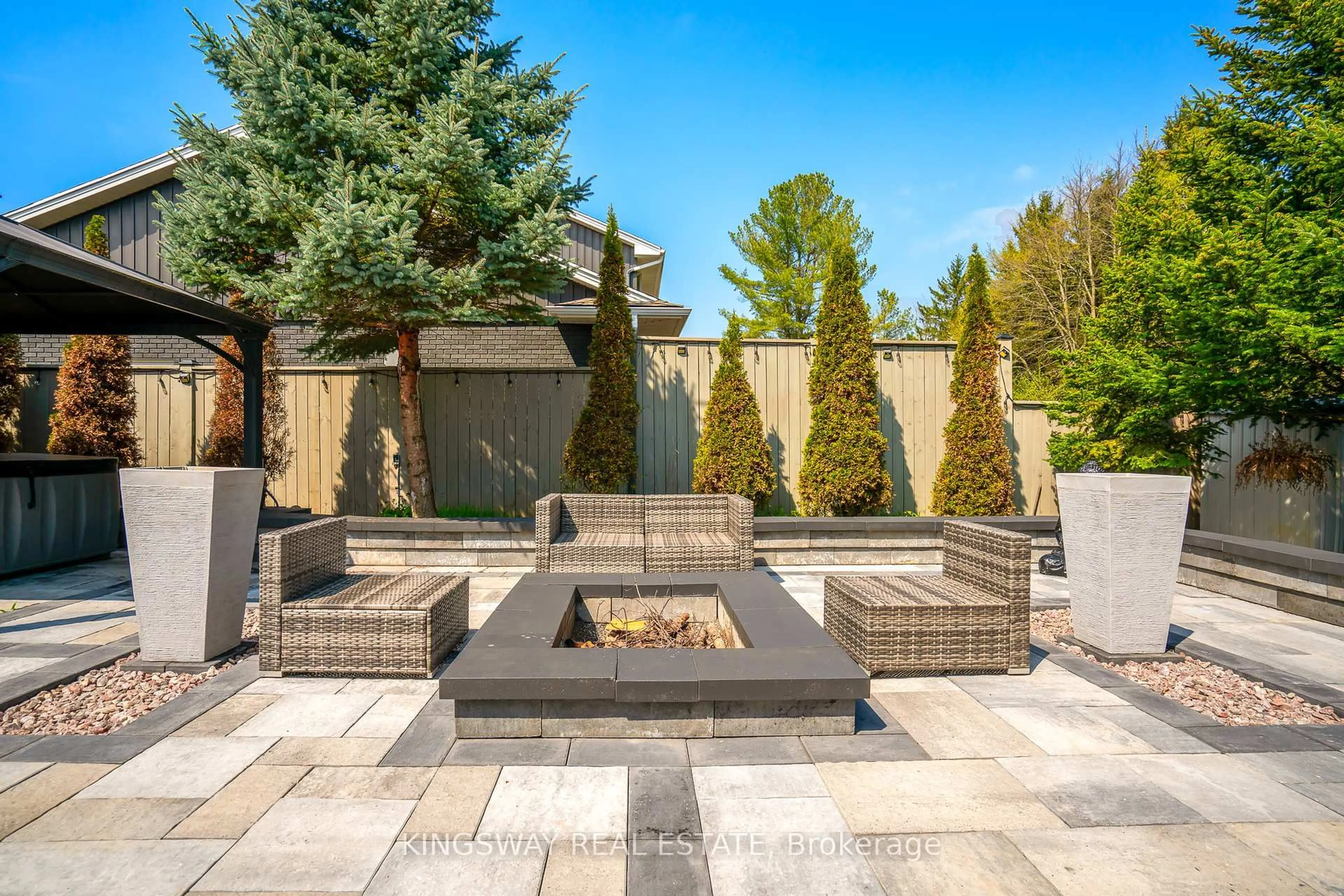 Patio, street for 202 Michael Dr, Welland Ontario L3C 7B8
