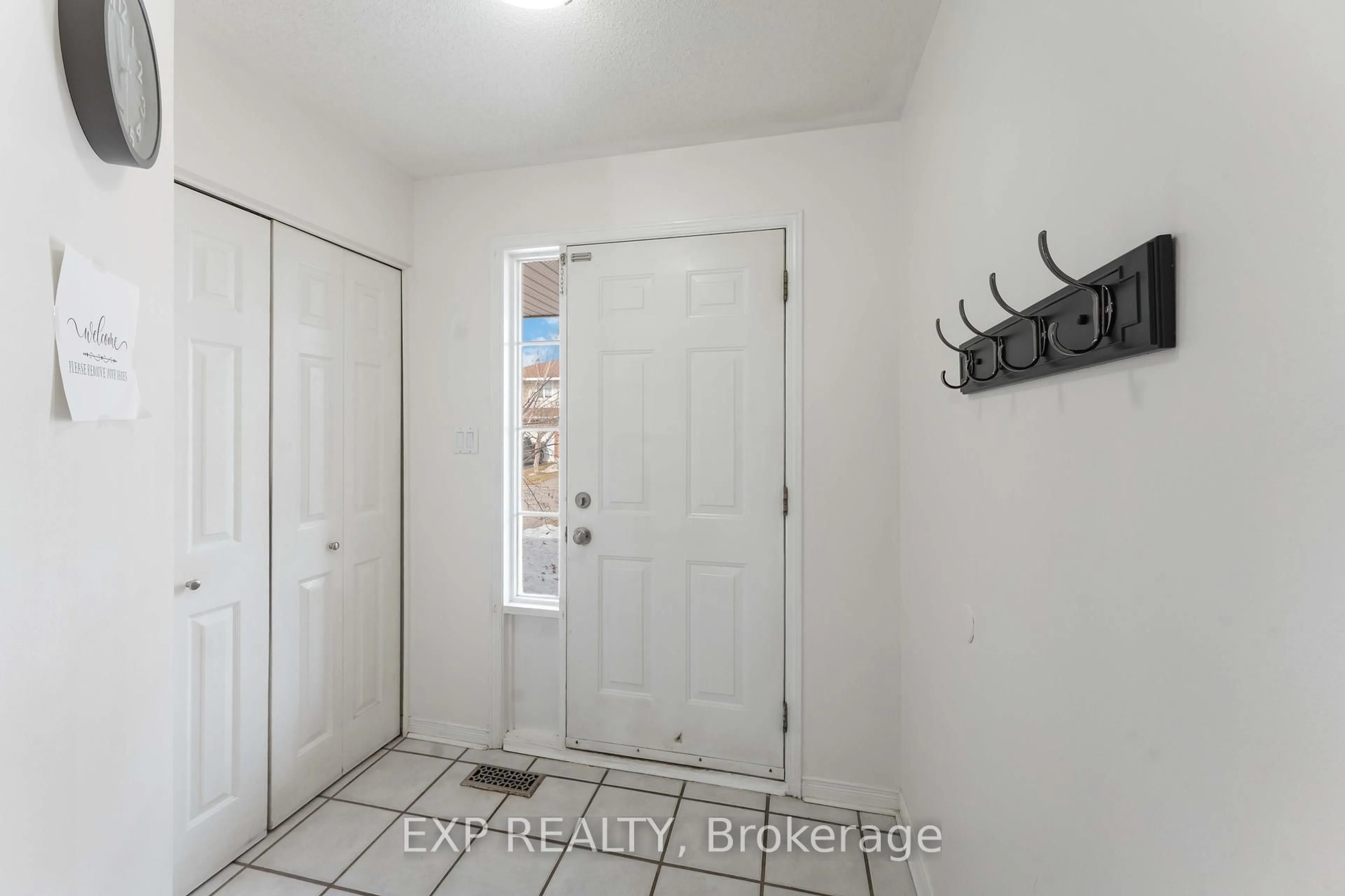Indoor entryway for 2595 Crosscut Terr, Ottawa Ontario K1T 4A1
