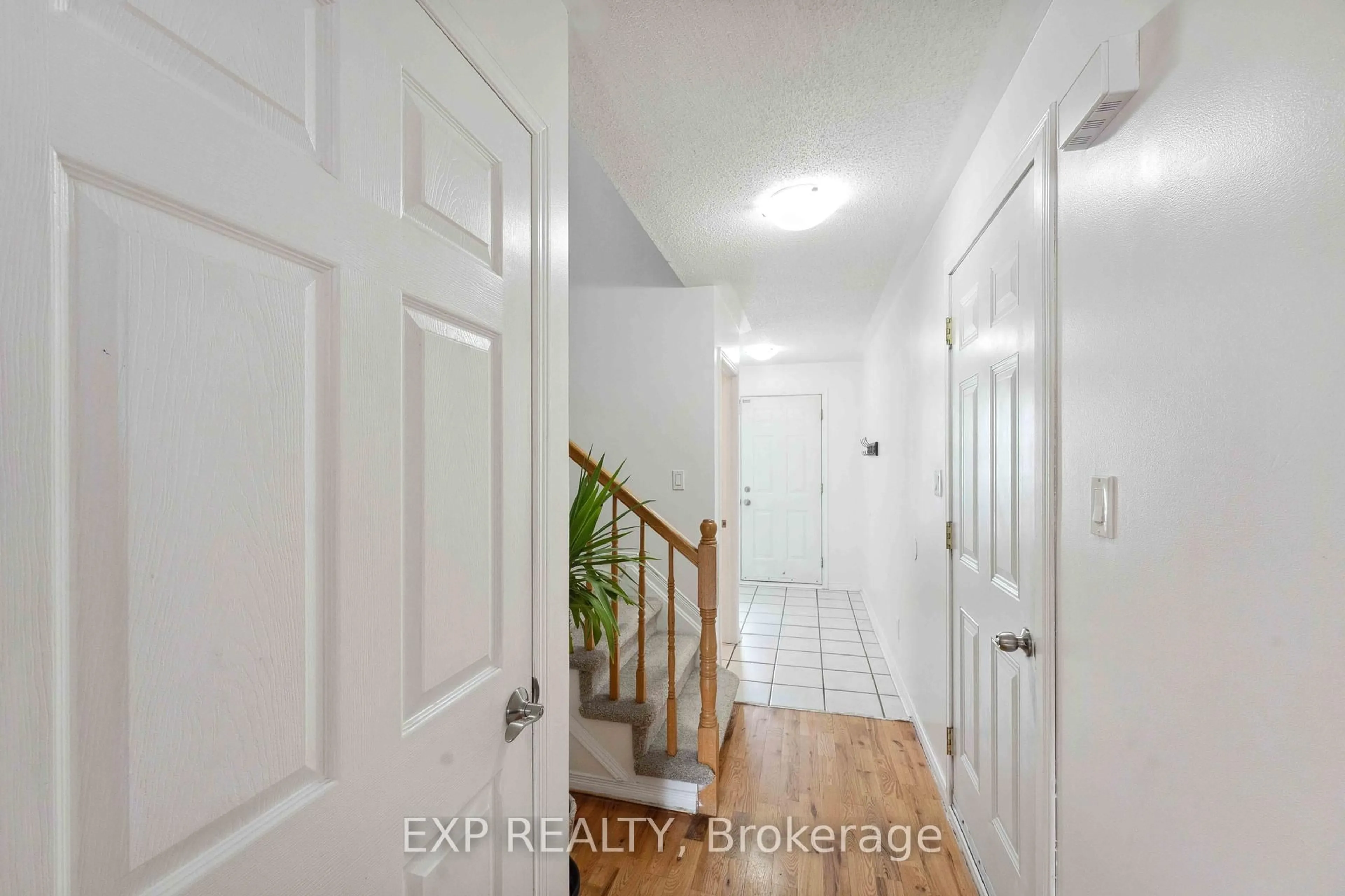 Indoor entryway for 2595 Crosscut Terr, Ottawa Ontario K1T 4A1