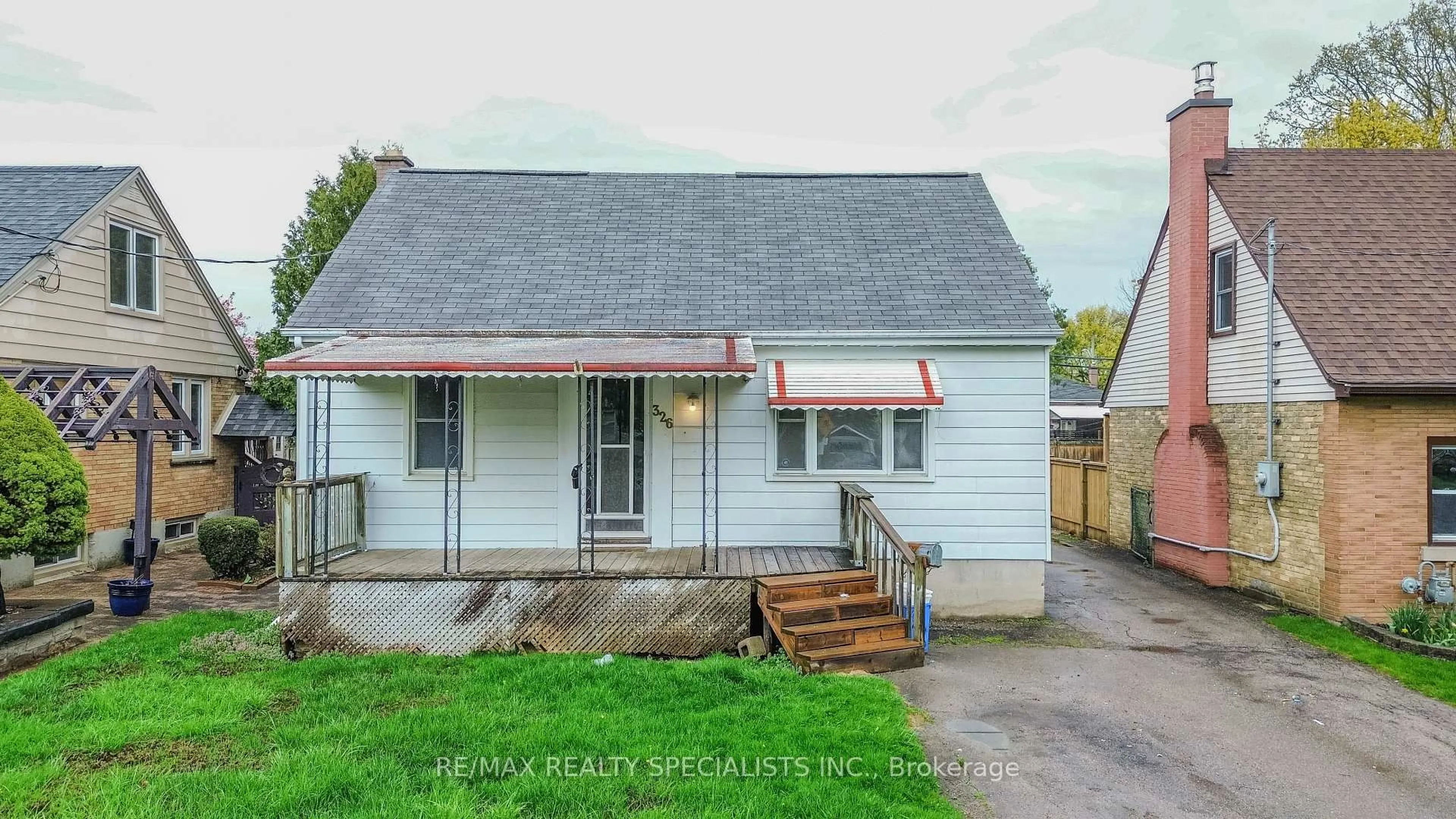 A pic from outside/outdoor area/front of a property/back of a property/a pic from drone, street for 326 Winnipeg Blvd, London East Ontario N5W 4V2
