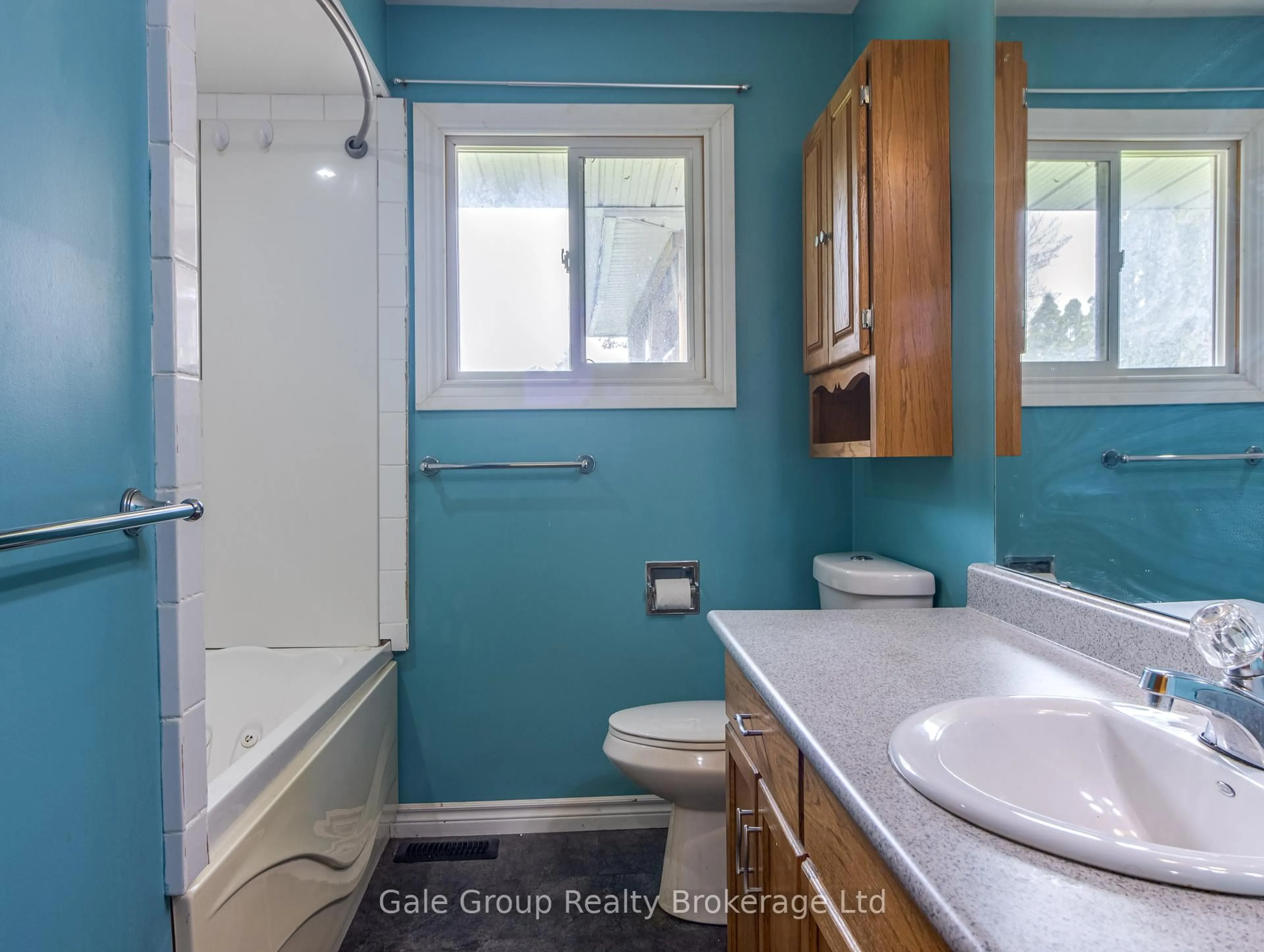 Standard bathroom, ceramic/tile floor for 8 South St, Norwich Ontario N0J 1P0