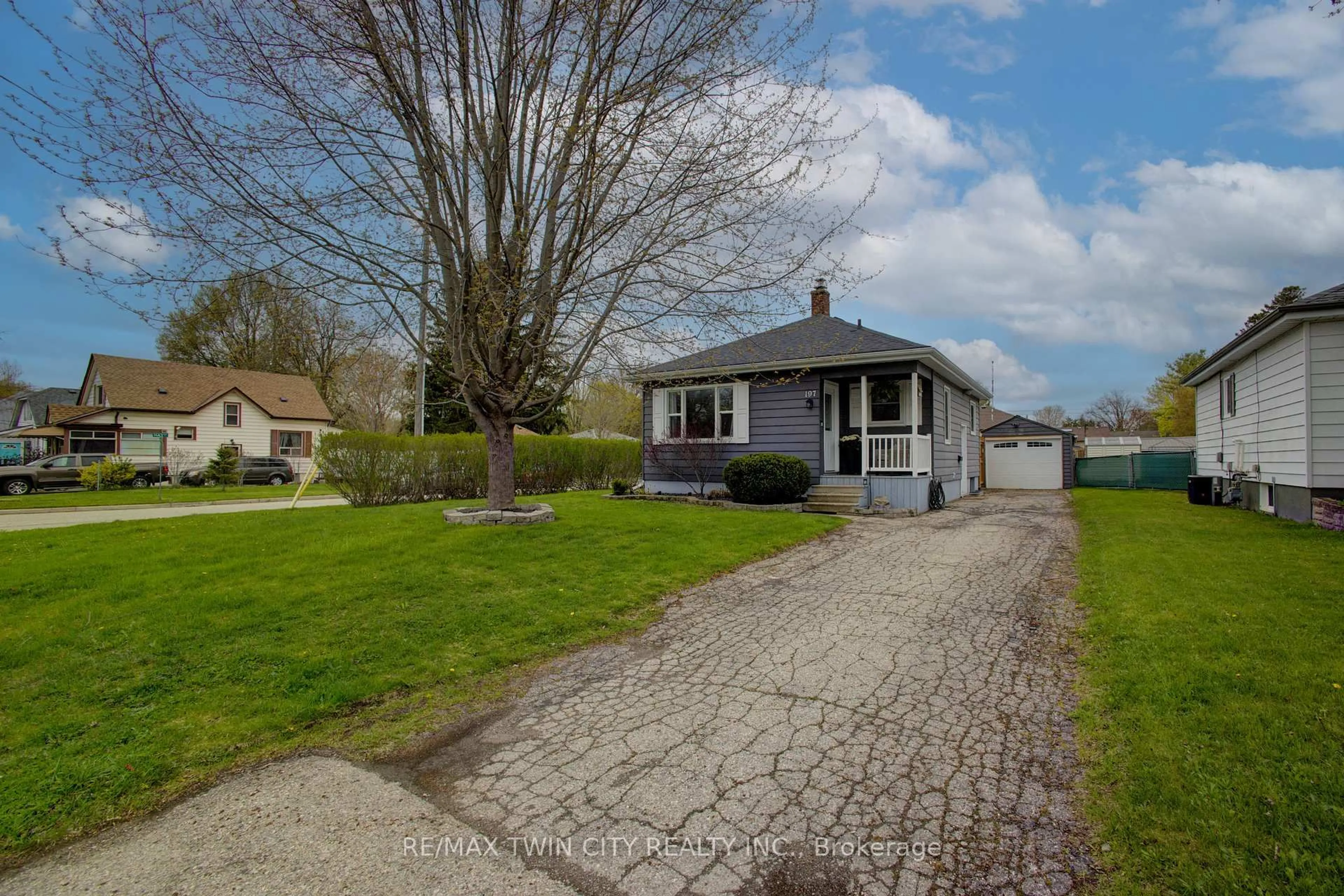 A pic from outside/outdoor area/front of a property/back of a property/a pic from drone, street for 197 Butler St, Woodstock Ontario N4S 3A8