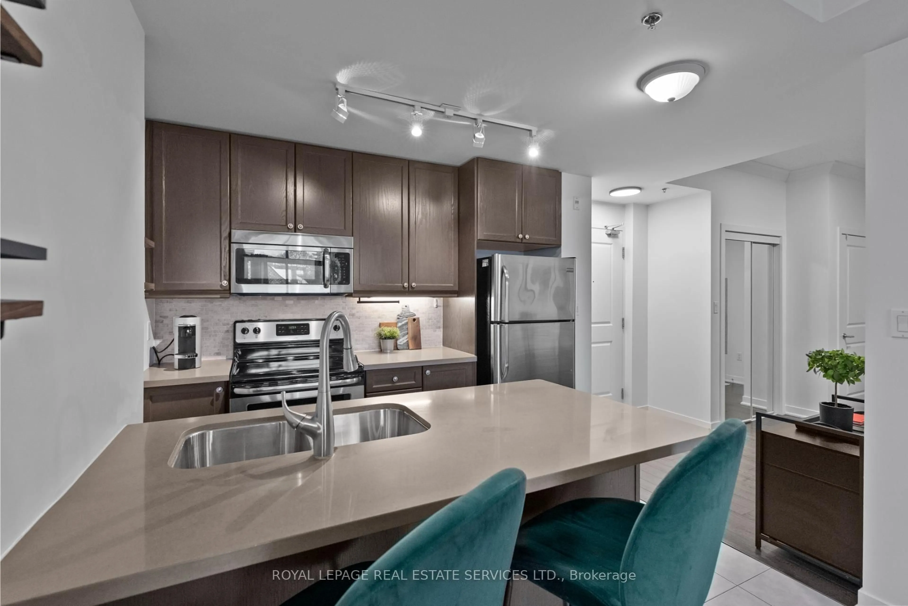 Standard kitchen, unknown for 90 Charlton Ave #304, Hamilton Ontario L8P 0B4