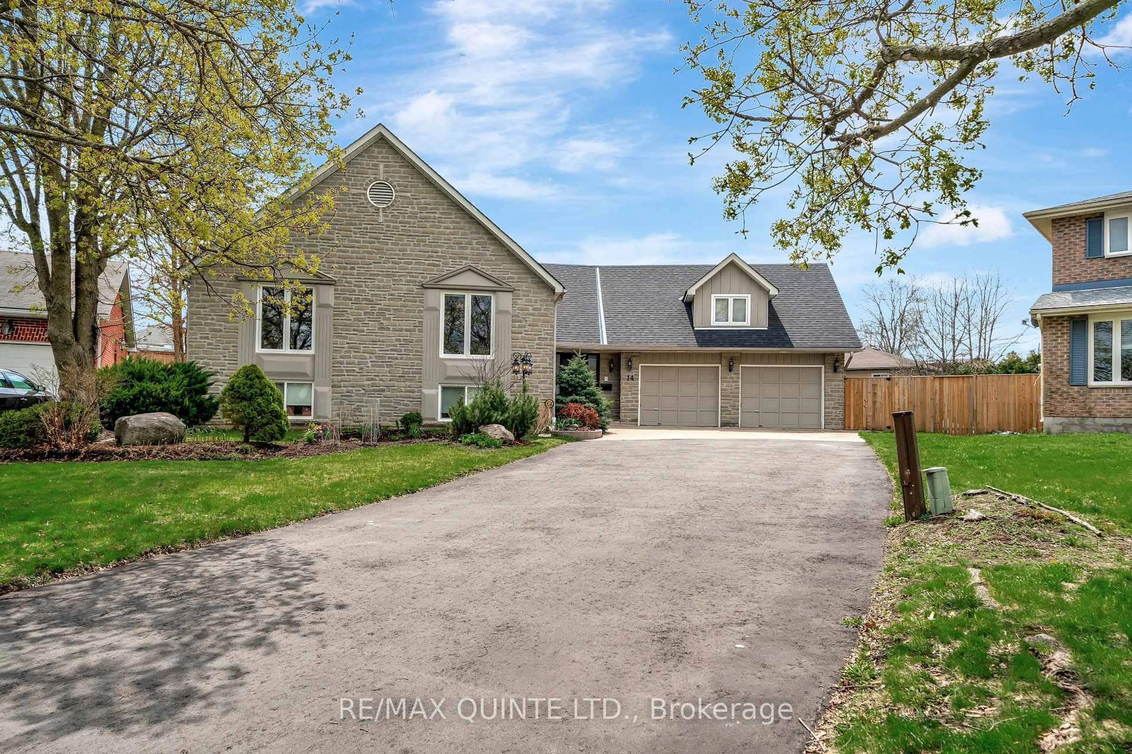 A pic from outside/outdoor area/front of a property/back of a property/a pic from drone, street for 14 Thompson Crt, Belleville Ontario K8P 5C3