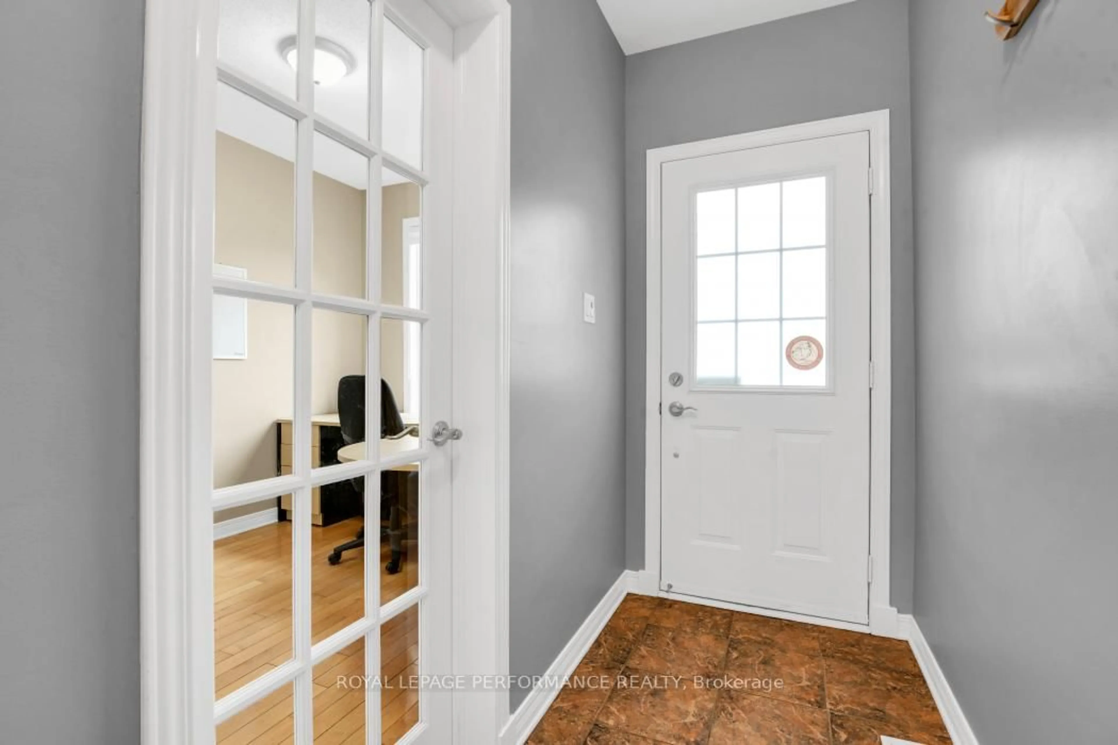 Indoor entryway for 10 San Mateo Dr, Ottawa Ontario K2J 5B3
