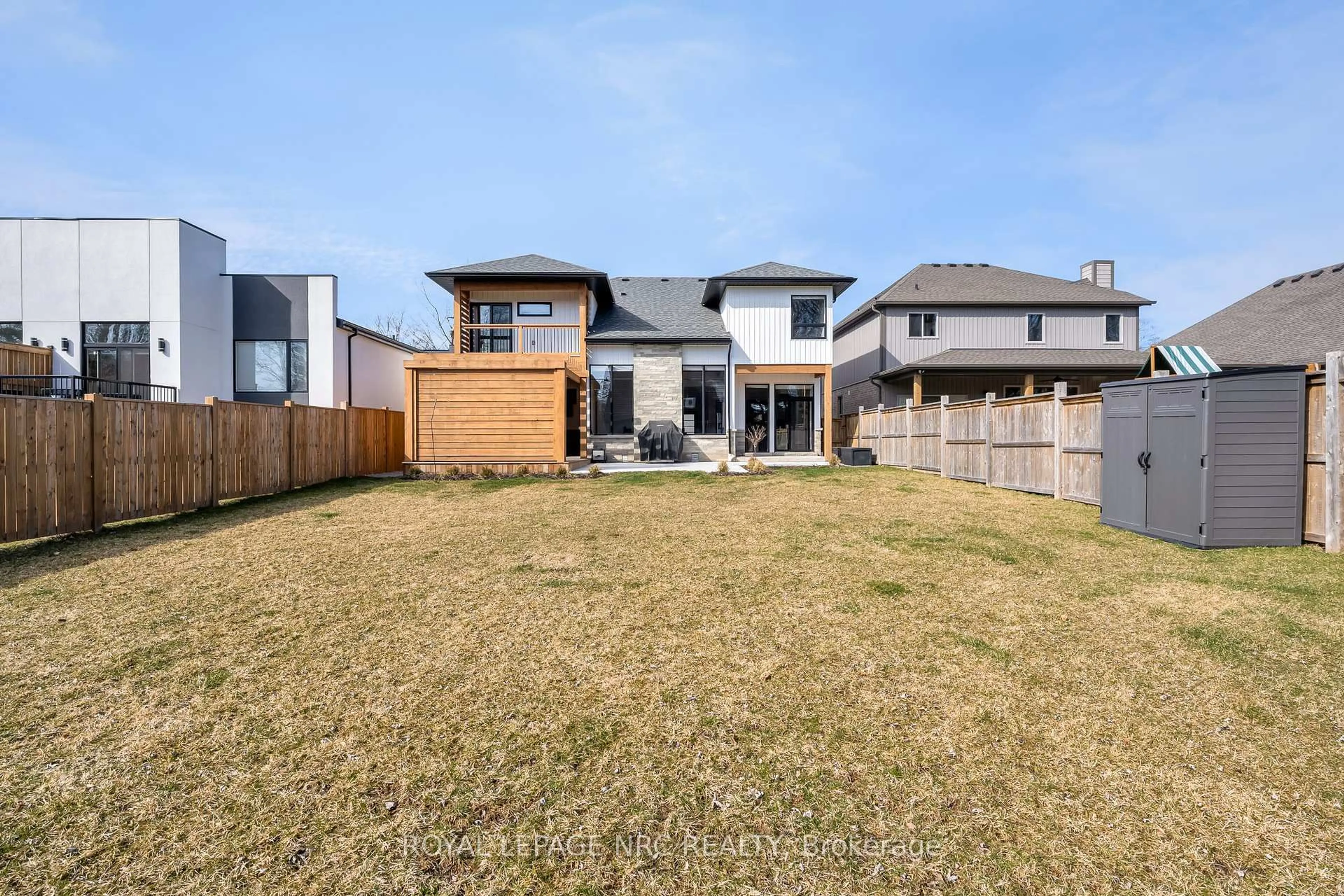 A pic from outside/outdoor area/front of a property/back of a property/a pic from drone, street for 8 Hilda St, Welland Ontario L3C 0H3