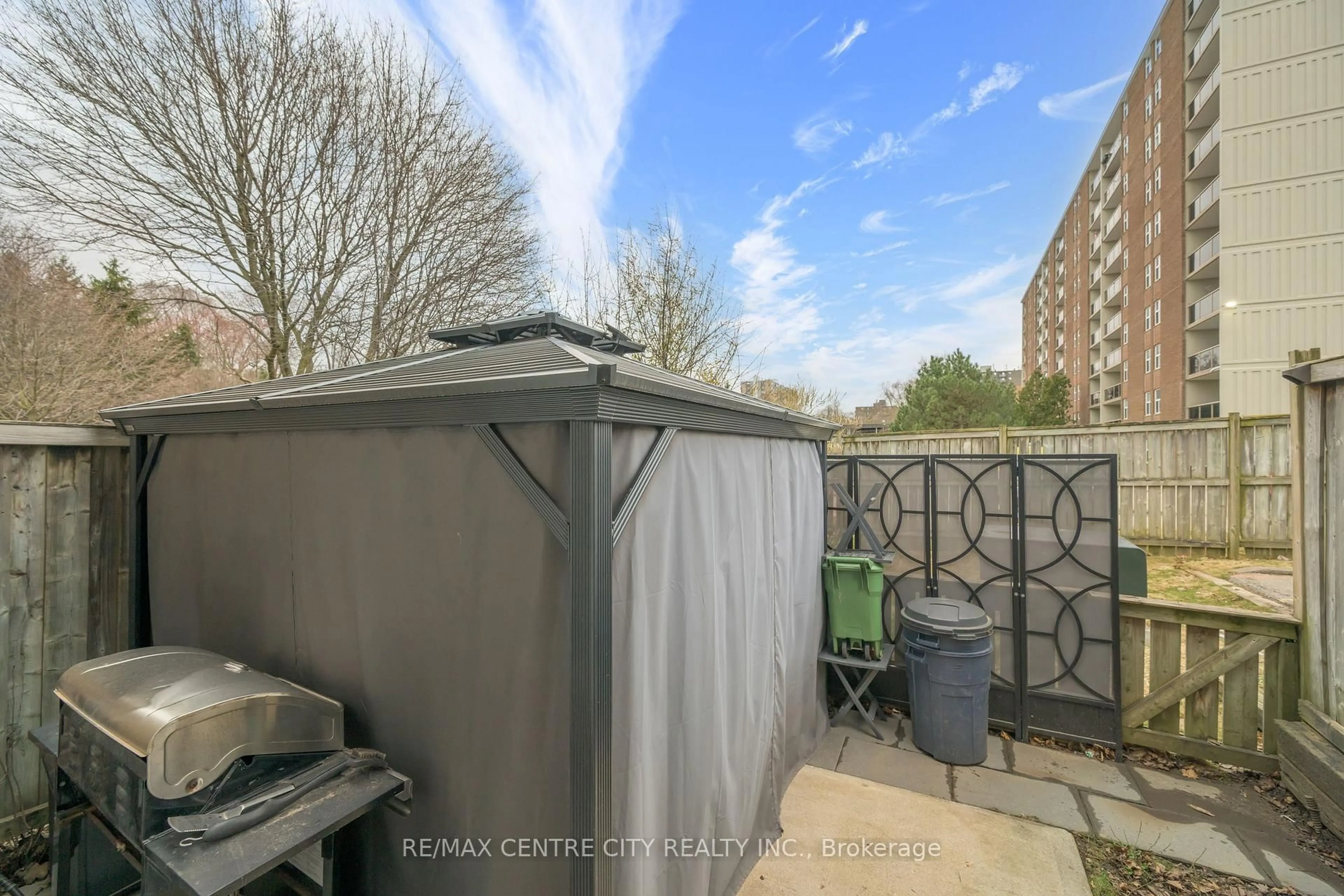 Unknown for 712 Wonderland Rd, London South Ontario N6K 1L8