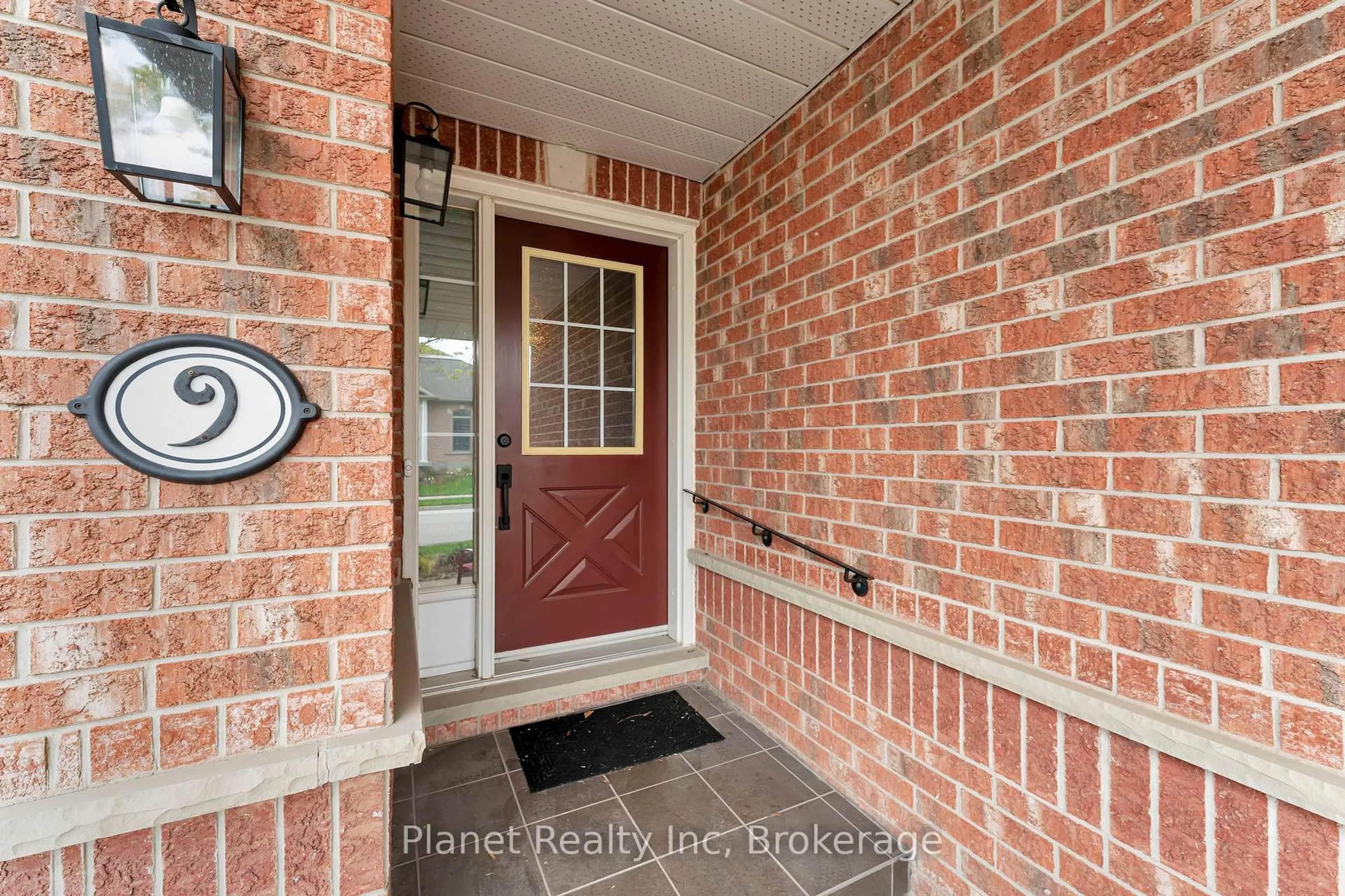 Indoor entryway for 9 Village Crossing N/A, Guelph Ontario N1G 4X7
