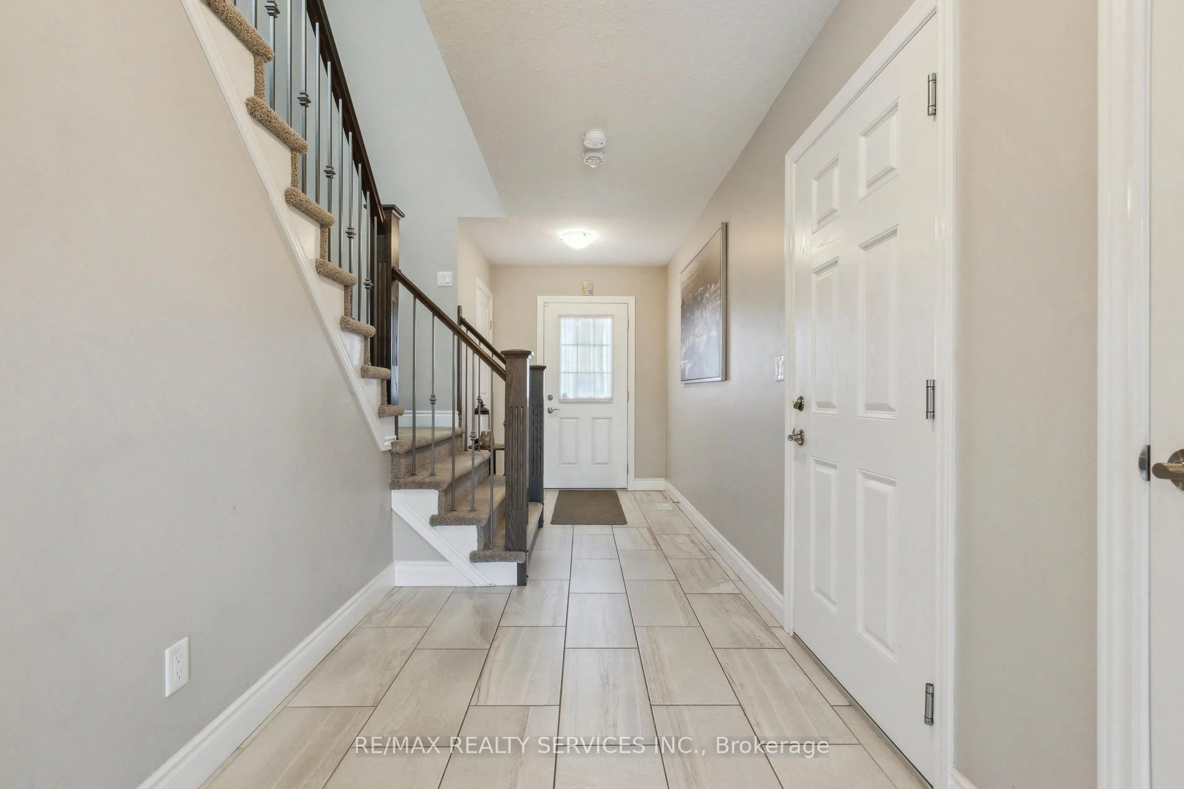 Indoor entryway for 625 Blackbridge Rd #10, Cambridge Ontario N0B 1M0
