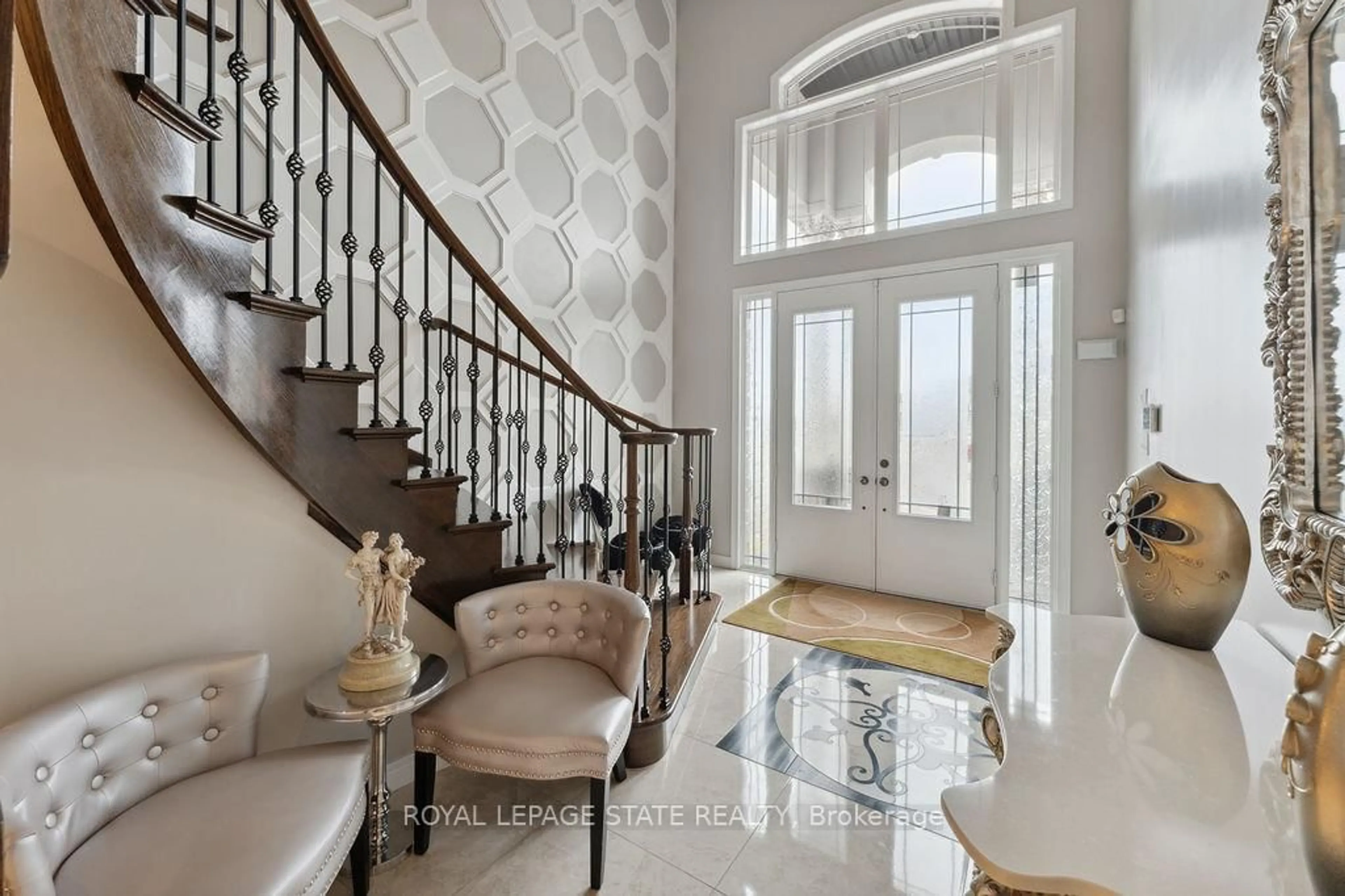 Indoor entryway for 88 Chartwell Circ, Hamilton Ontario L9A 0C4