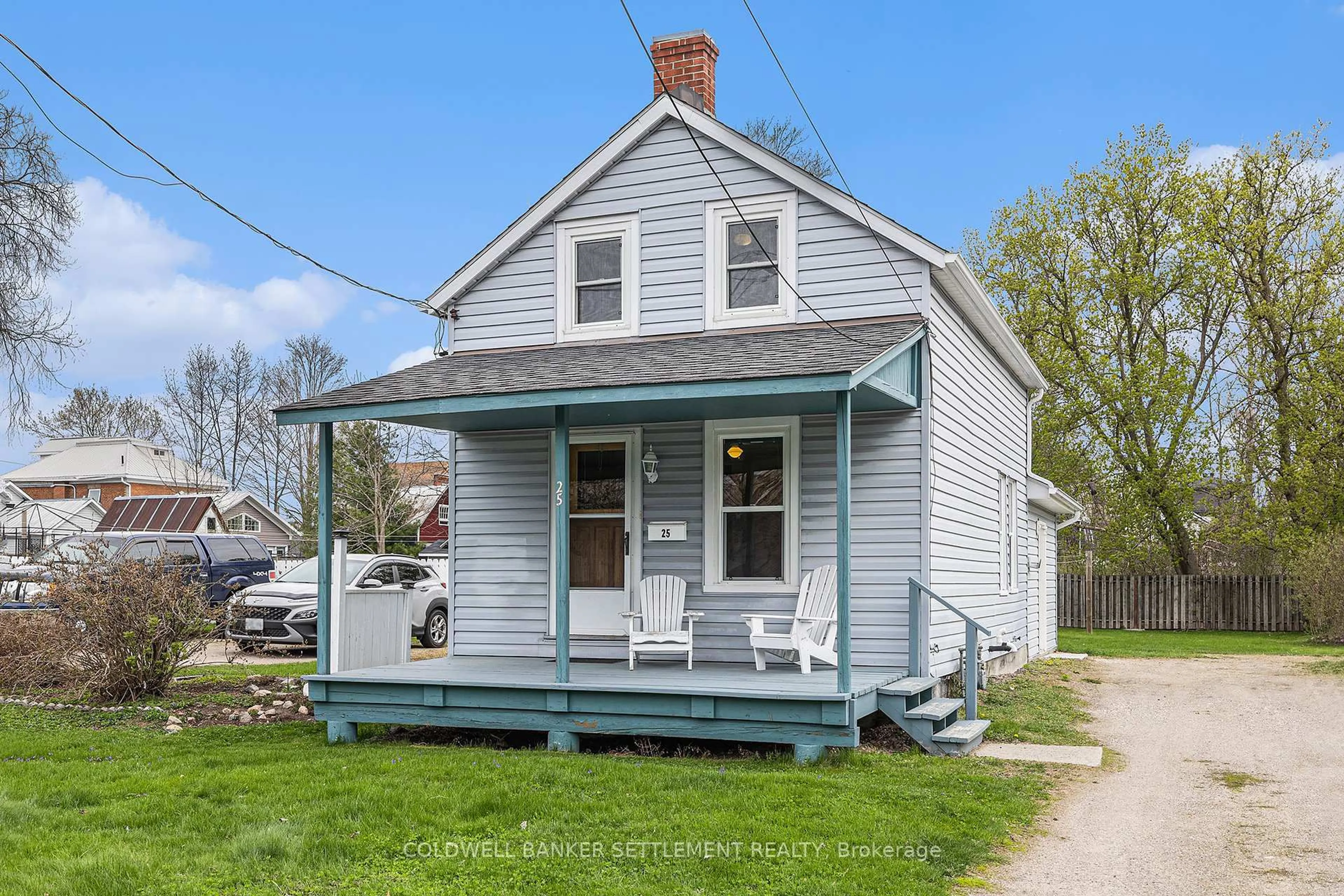 Home with vinyl exterior material, street for 25 Wilson St, Perth Ontario K7H 1L5
