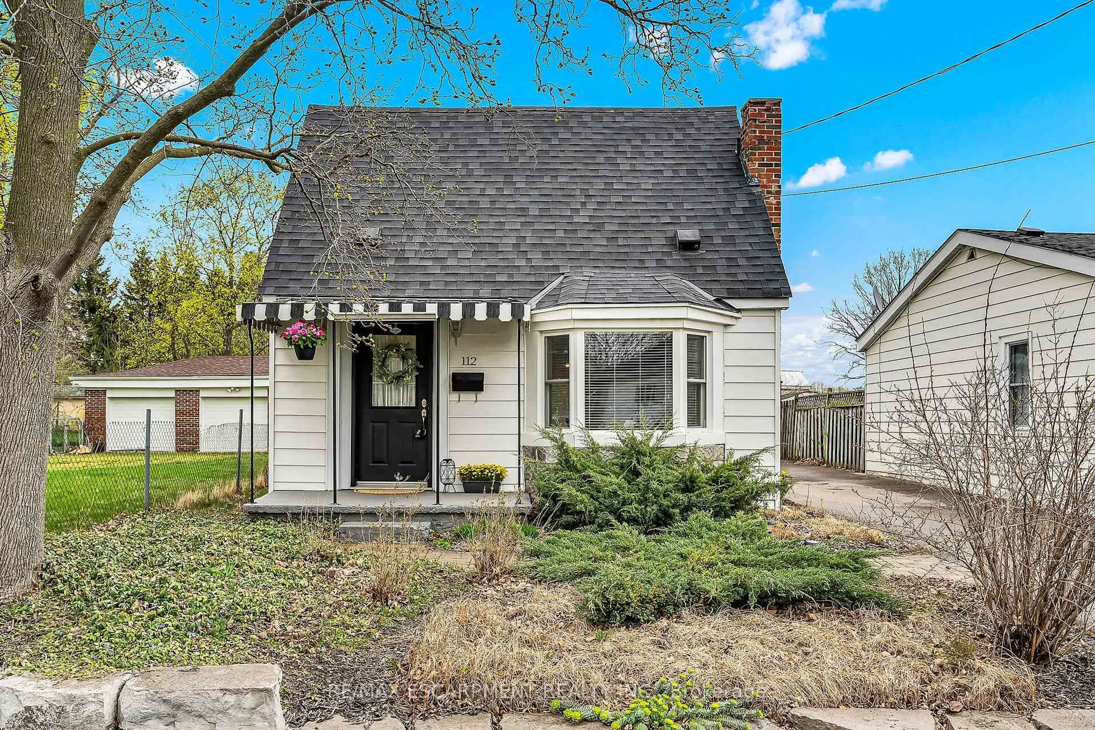 Home with vinyl exterior material, street for 112 HAROLD Ave, Brantford Ontario N3T 1W4