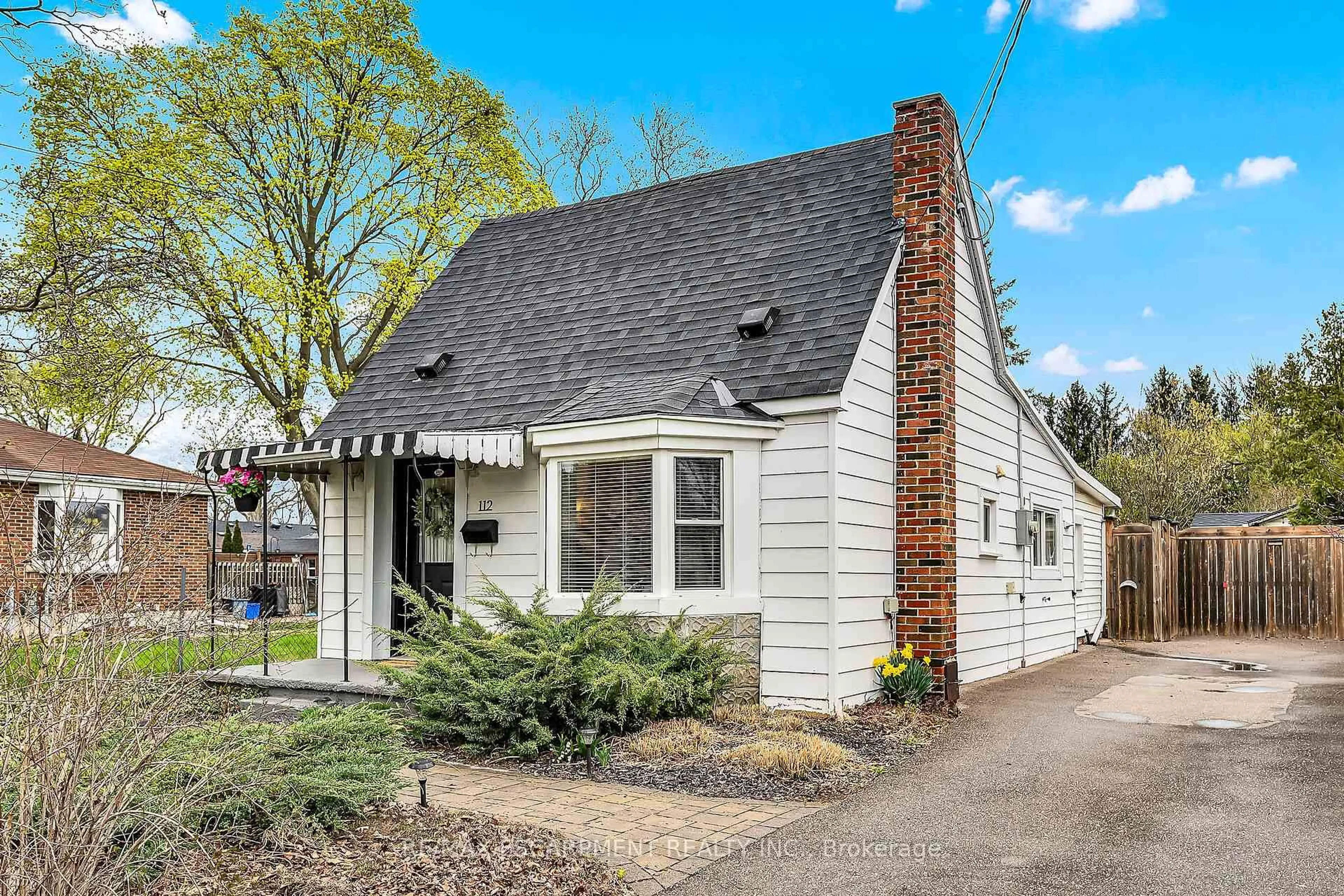 Home with vinyl exterior material, street for 112 HAROLD Ave, Brantford Ontario N3T 1W4
