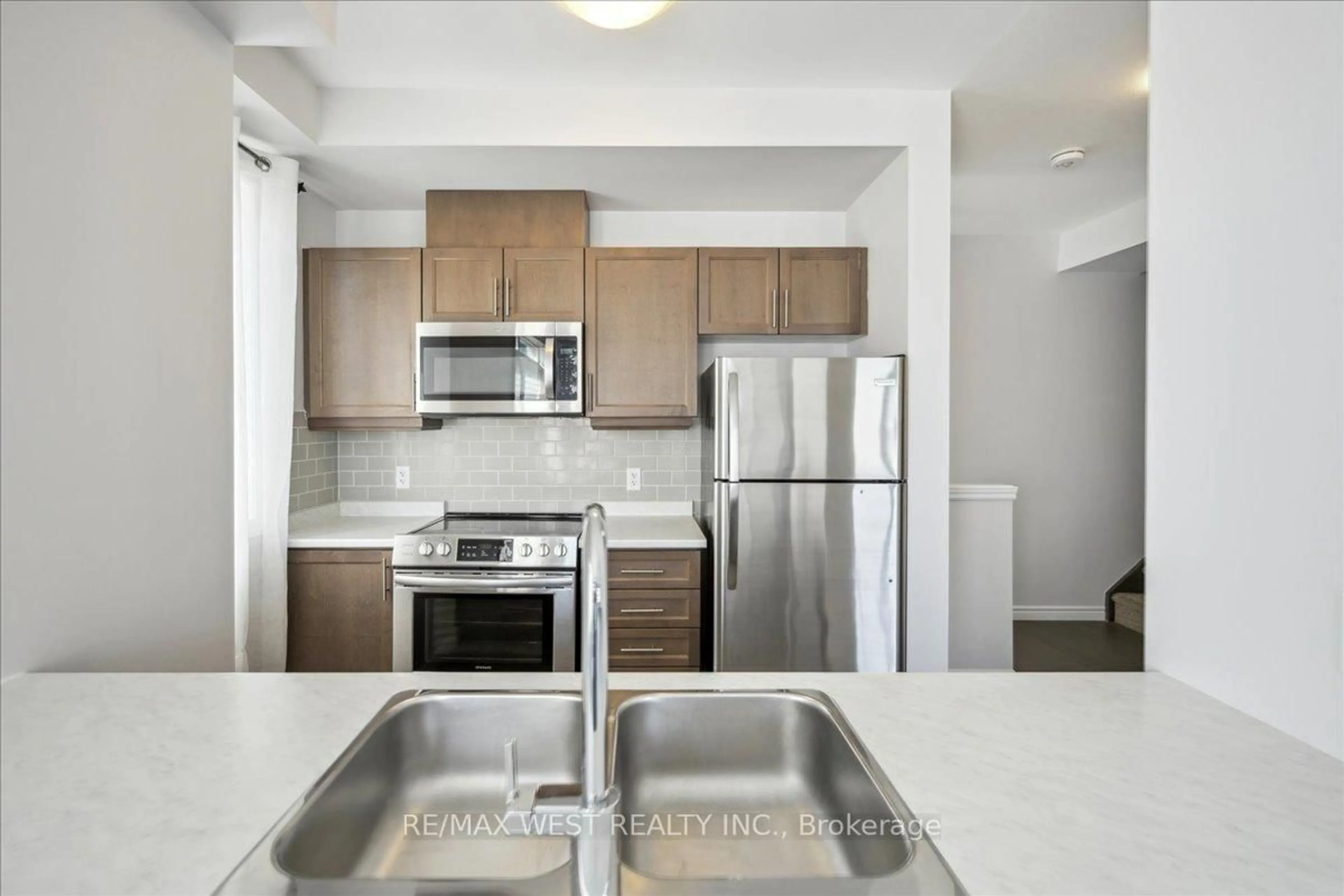 Standard kitchen, unknown for 30 Times Square Blvd #65, Hamilton Ontario L8J 0M1
