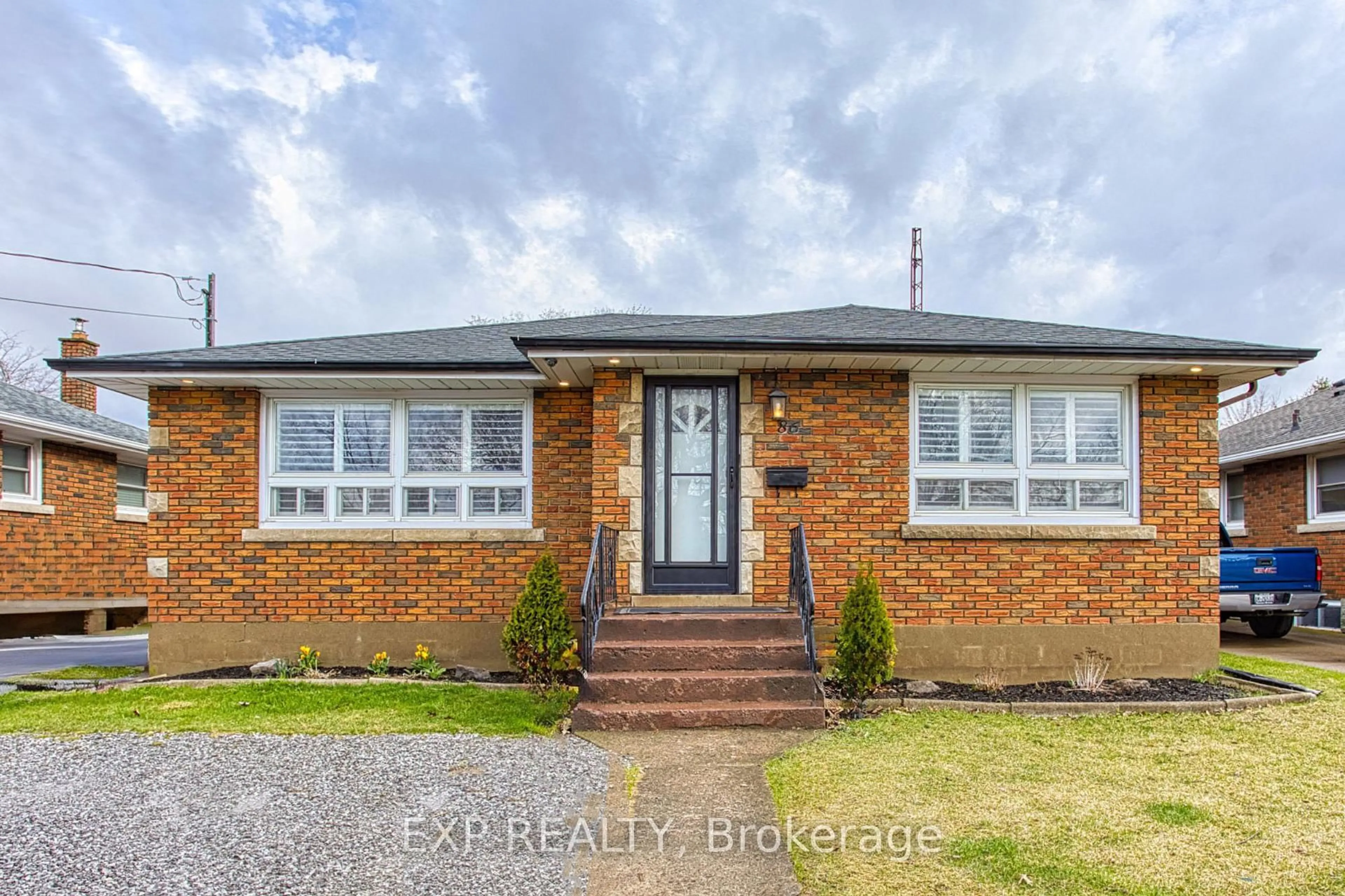 Home with brick exterior material, street for 86 Richmond St, Thorold Ontario L2V 3H1
