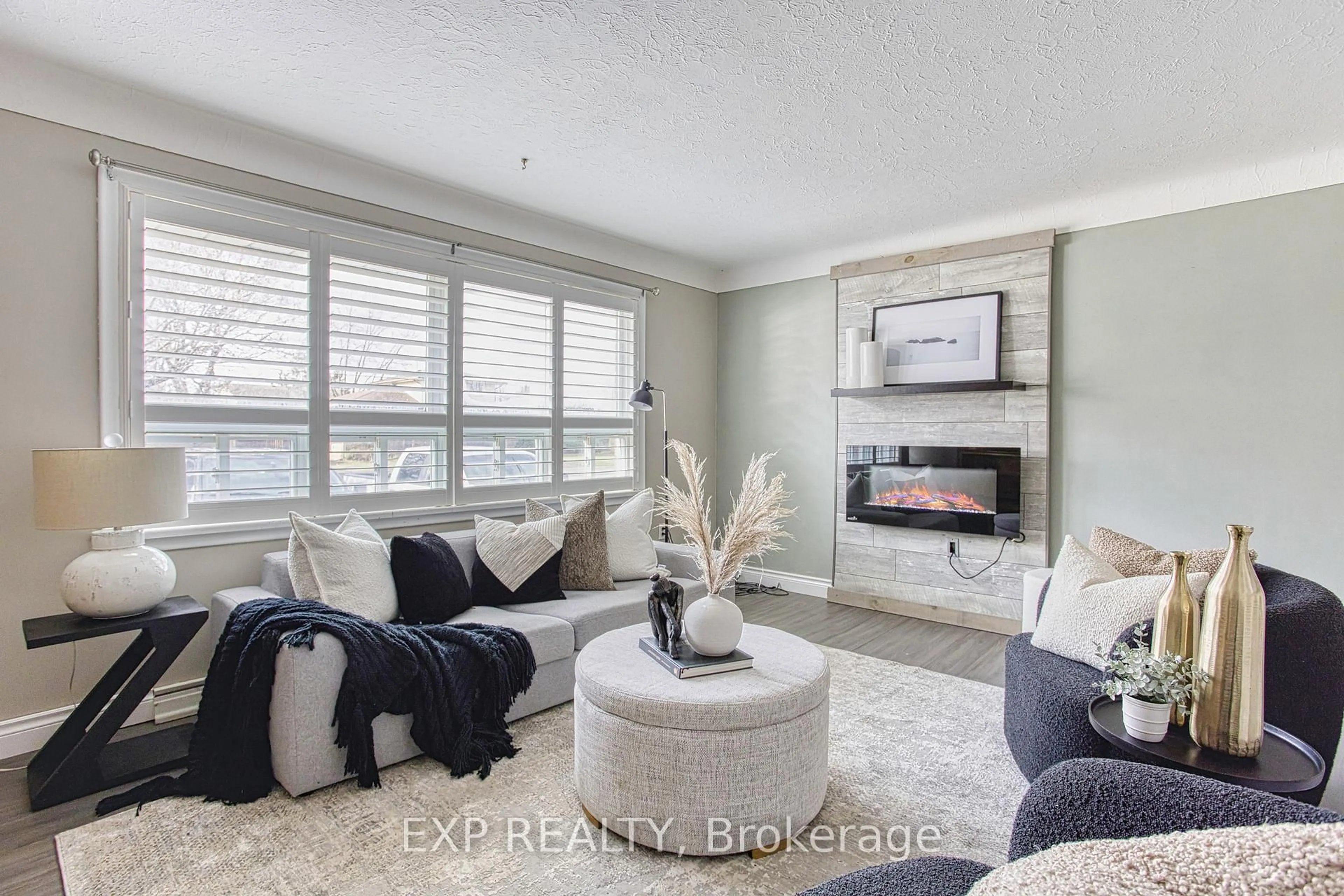 Living room with furniture, unknown for 86 Richmond St, Thorold Ontario L2V 3H1