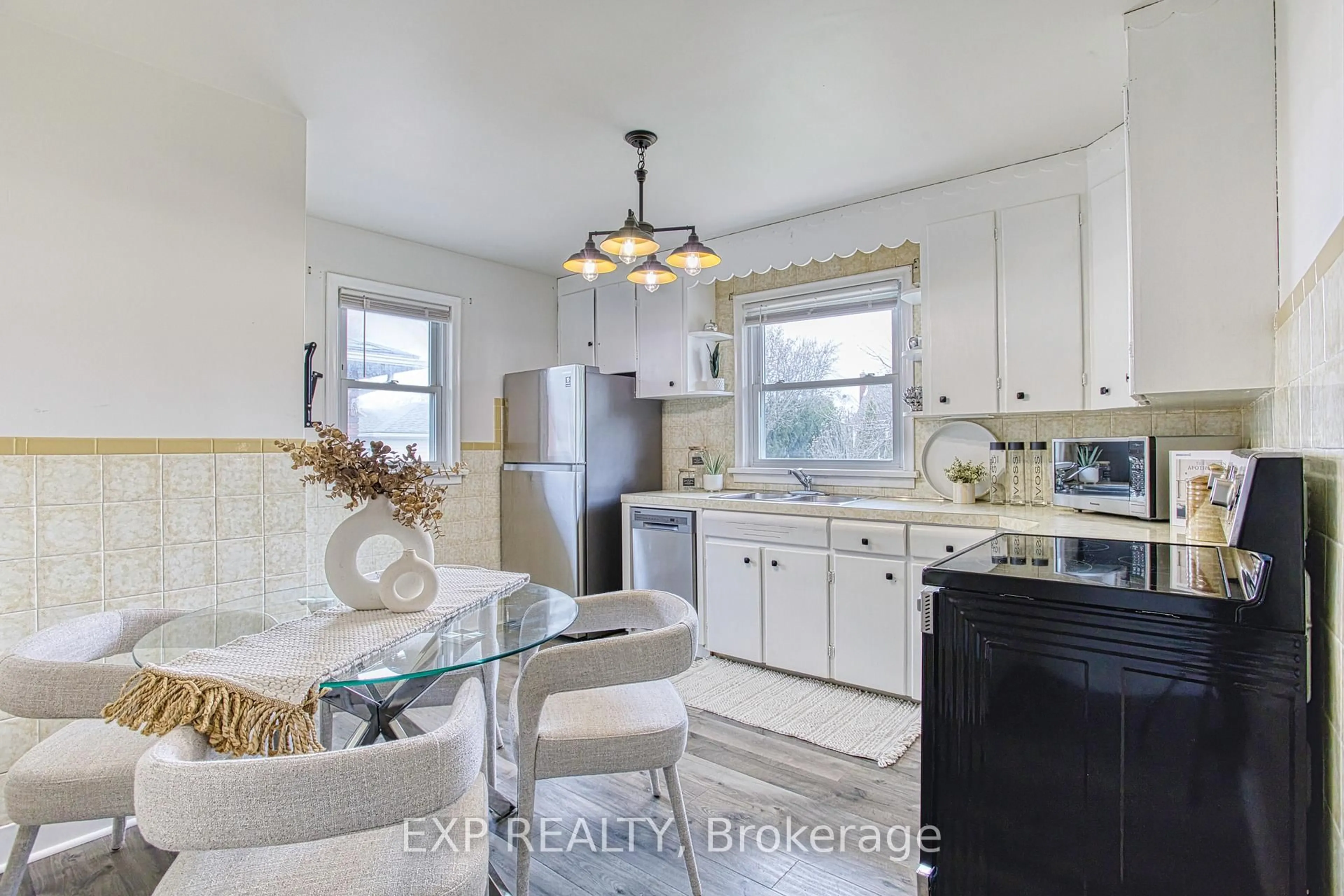 Open concept kitchen, ceramic/tile floor for 86 Richmond St, Thorold Ontario L2V 3H1