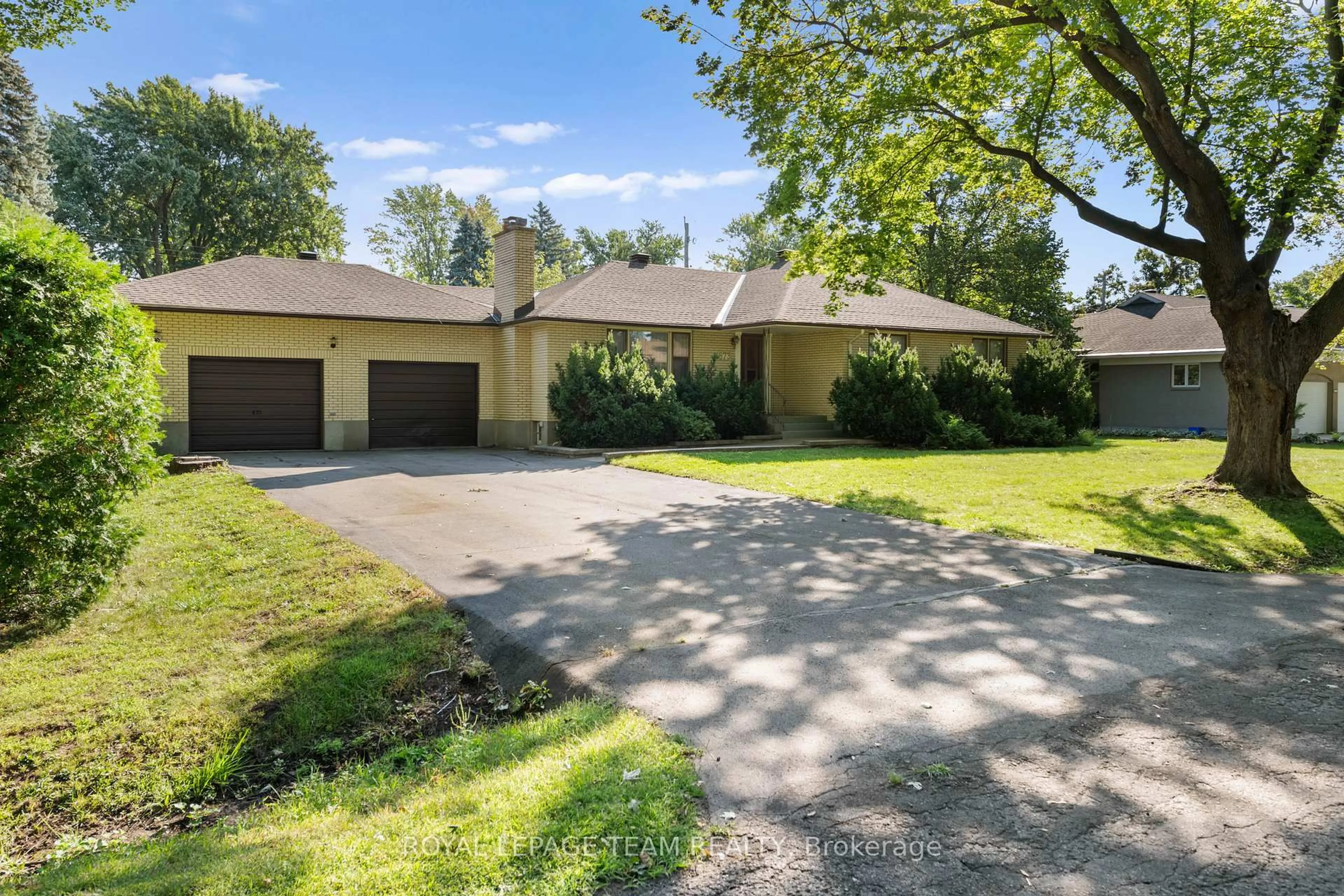 A pic from outside/outdoor area/front of a property/back of a property/a pic from drone, street for 873 DUNLEVIE Ave, Ottawa Ontario K2A 2Z3