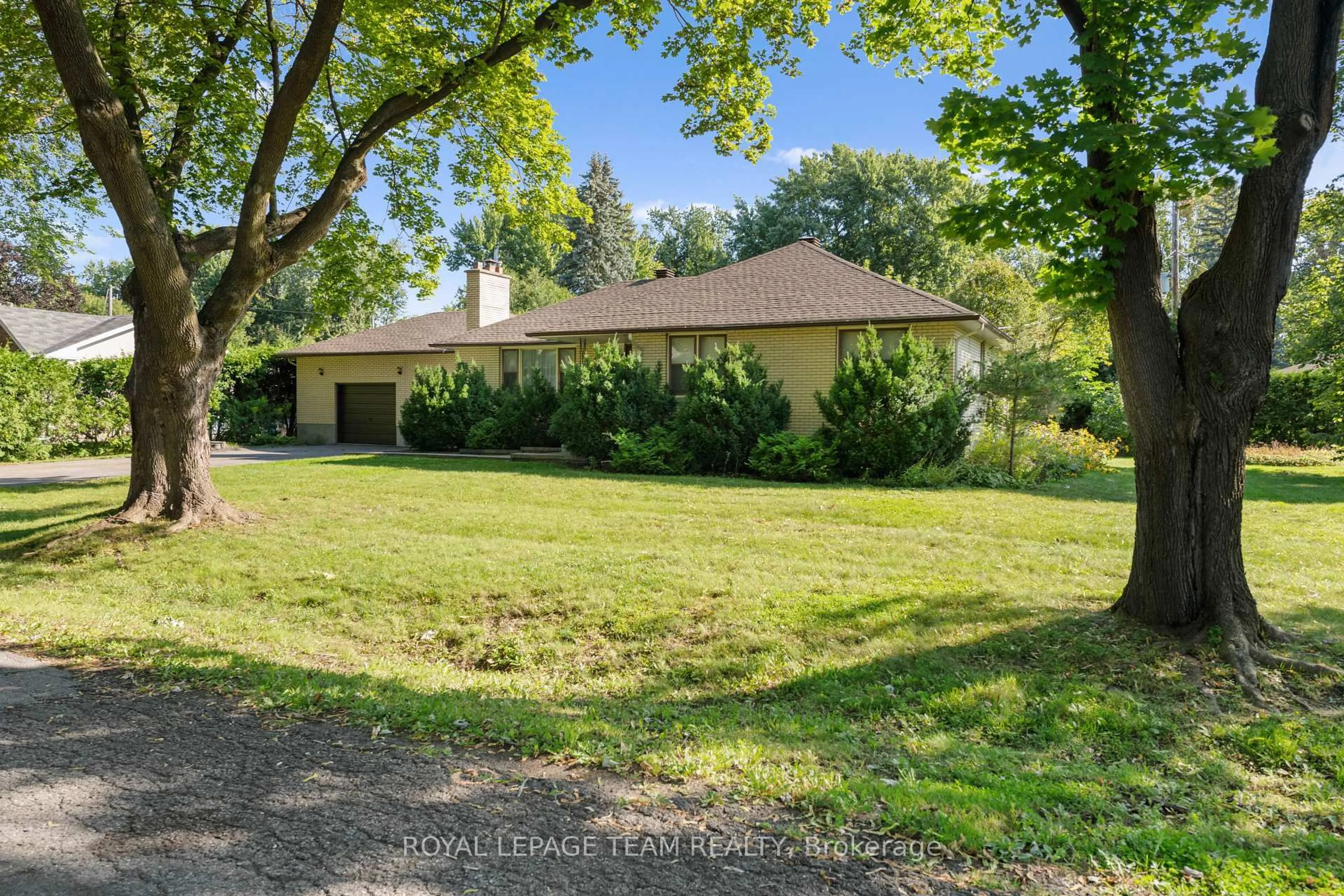 A pic from outside/outdoor area/front of a property/back of a property/a pic from drone, street for 873 DUNLEVIE Ave, Ottawa Ontario K2A 2Z3