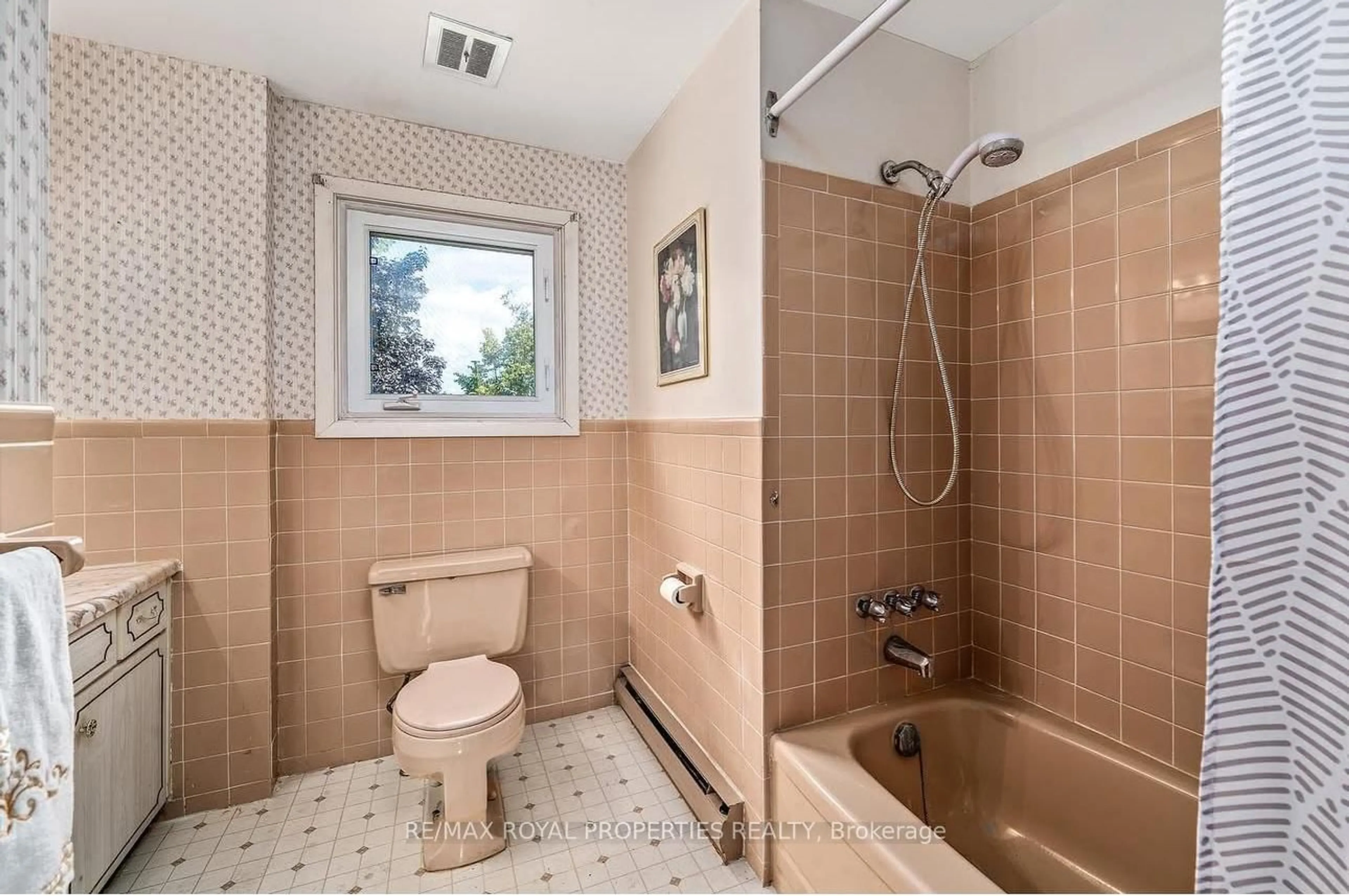 Standard bathroom, ceramic/tile floor for 134 Hastings Dr, Belleville Ontario K8N 1J5