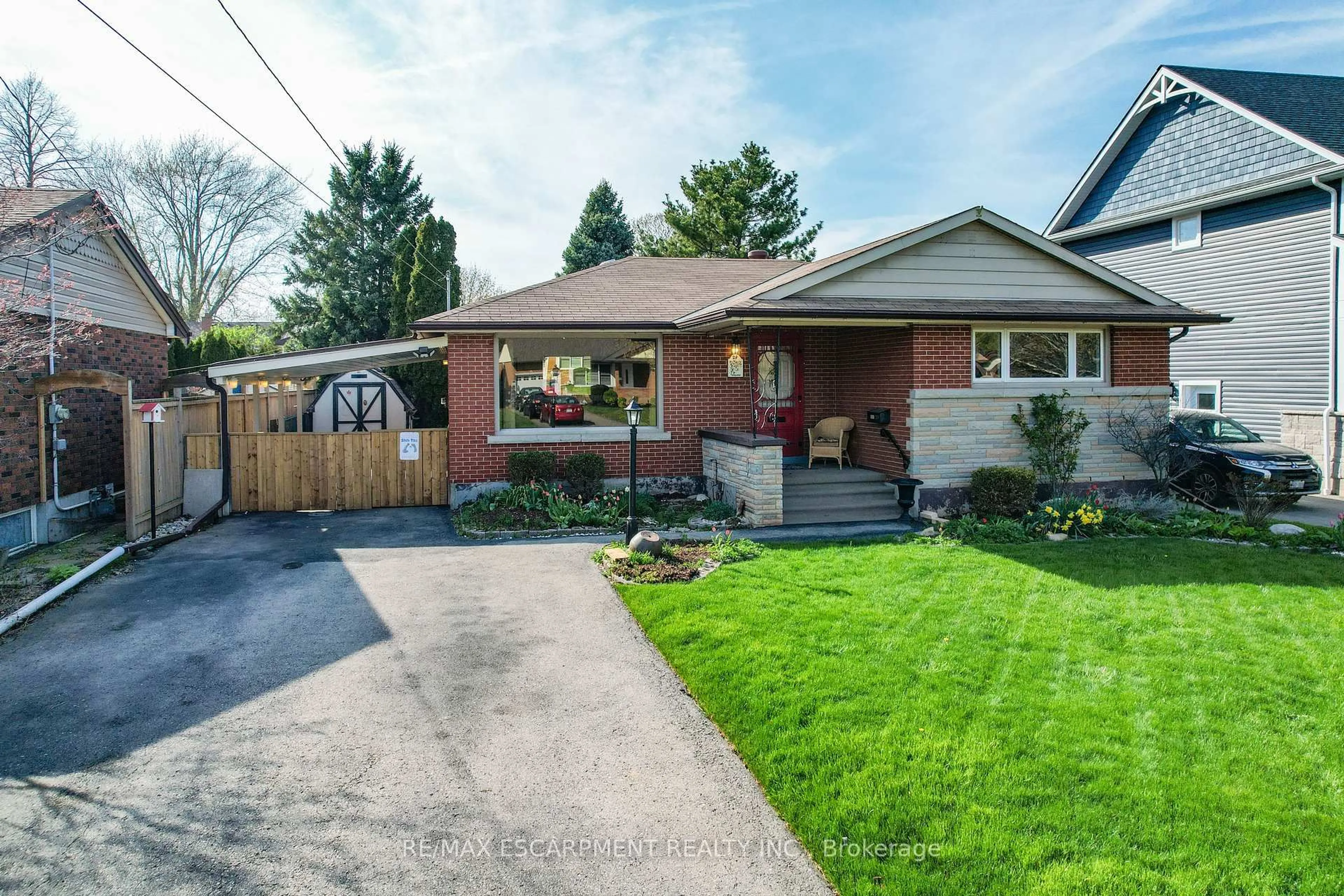 Home with brick exterior material, street for 29 Old Orchard Ave, Grimsby Ontario L3M 3H9
