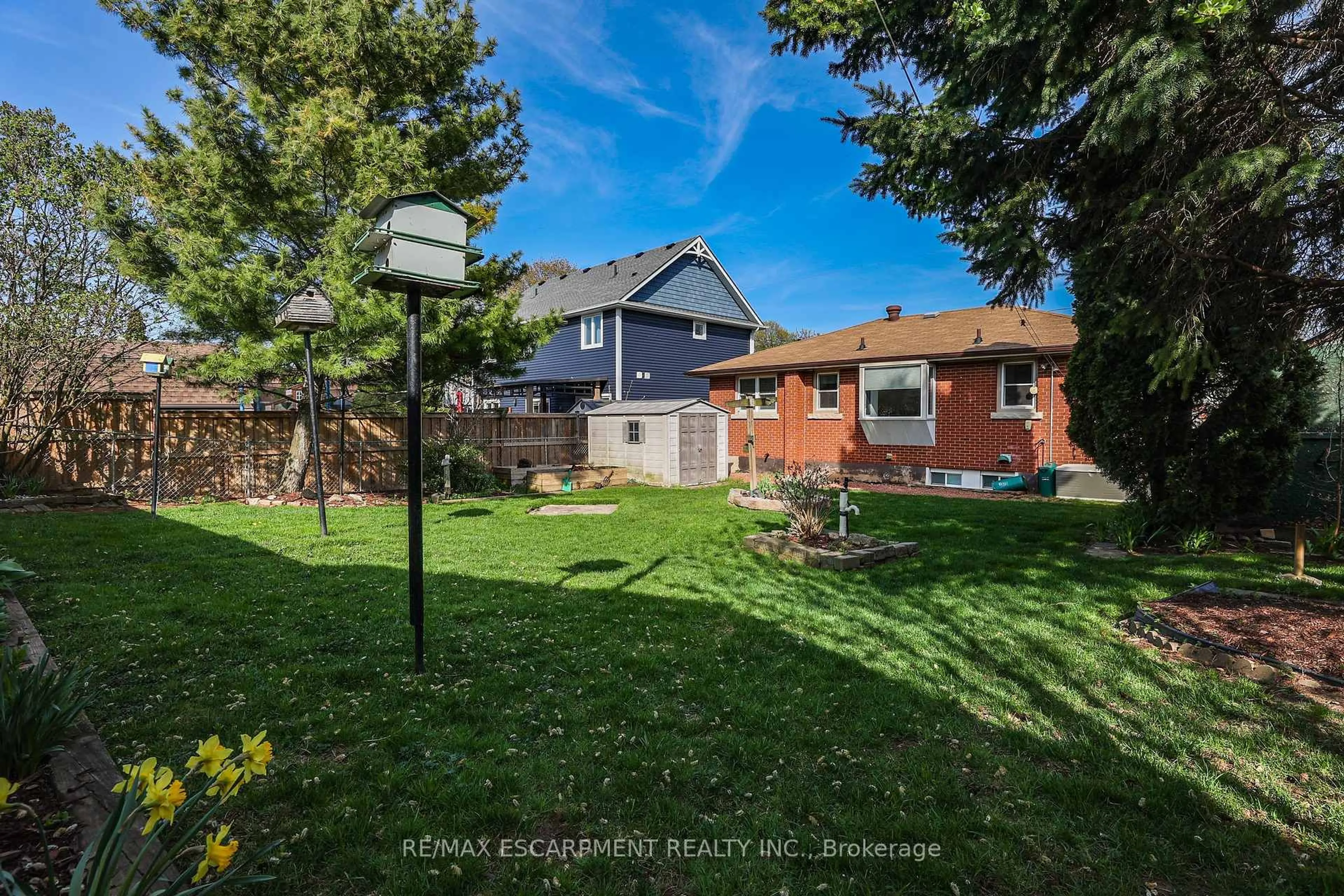 A pic from outside/outdoor area/front of a property/back of a property/a pic from drone, street for 29 Old Orchard Ave, Grimsby Ontario L3M 3H9