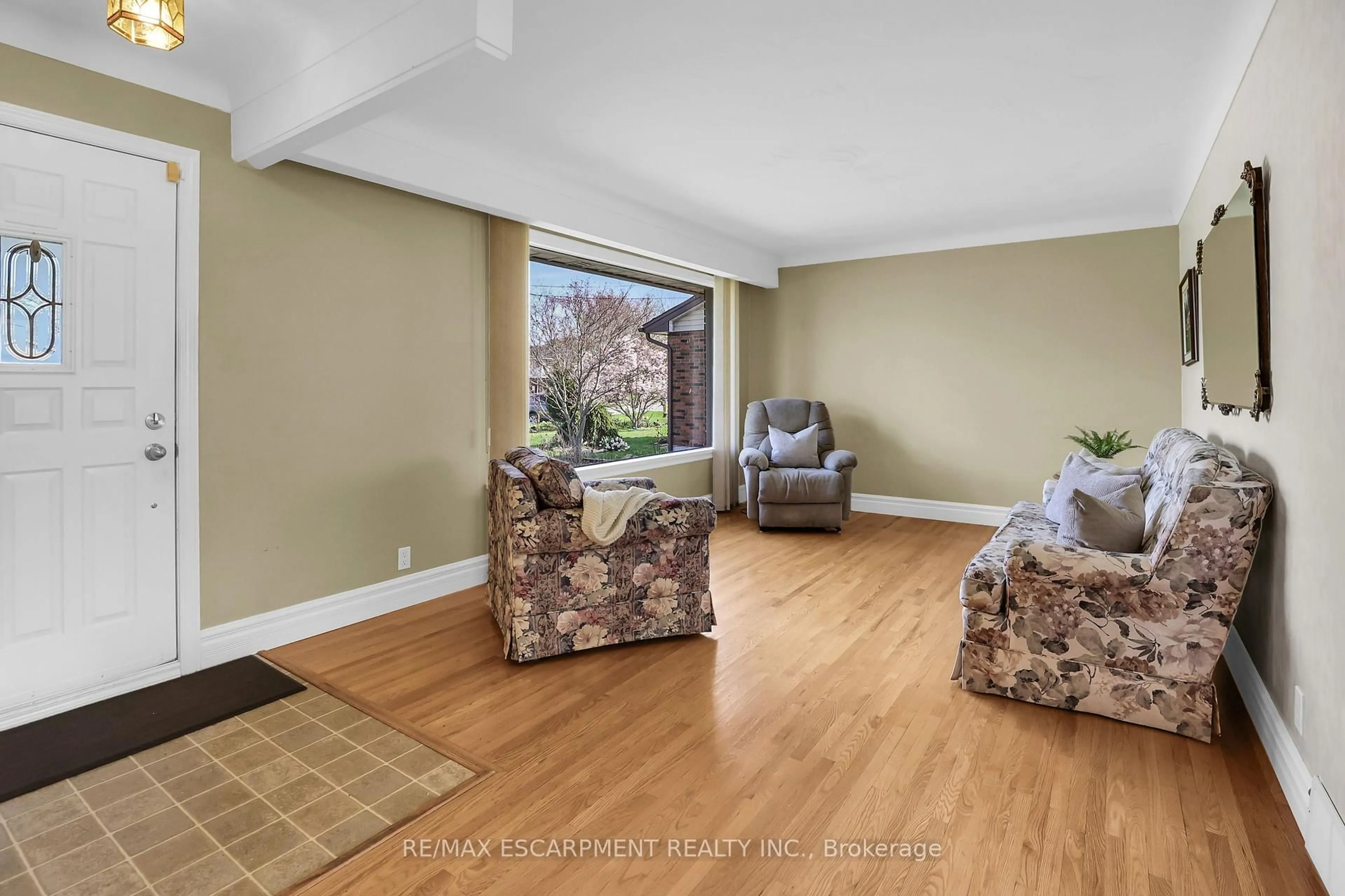 Living room with furniture, unknown for 29 Old Orchard Ave, Grimsby Ontario L3M 3H9