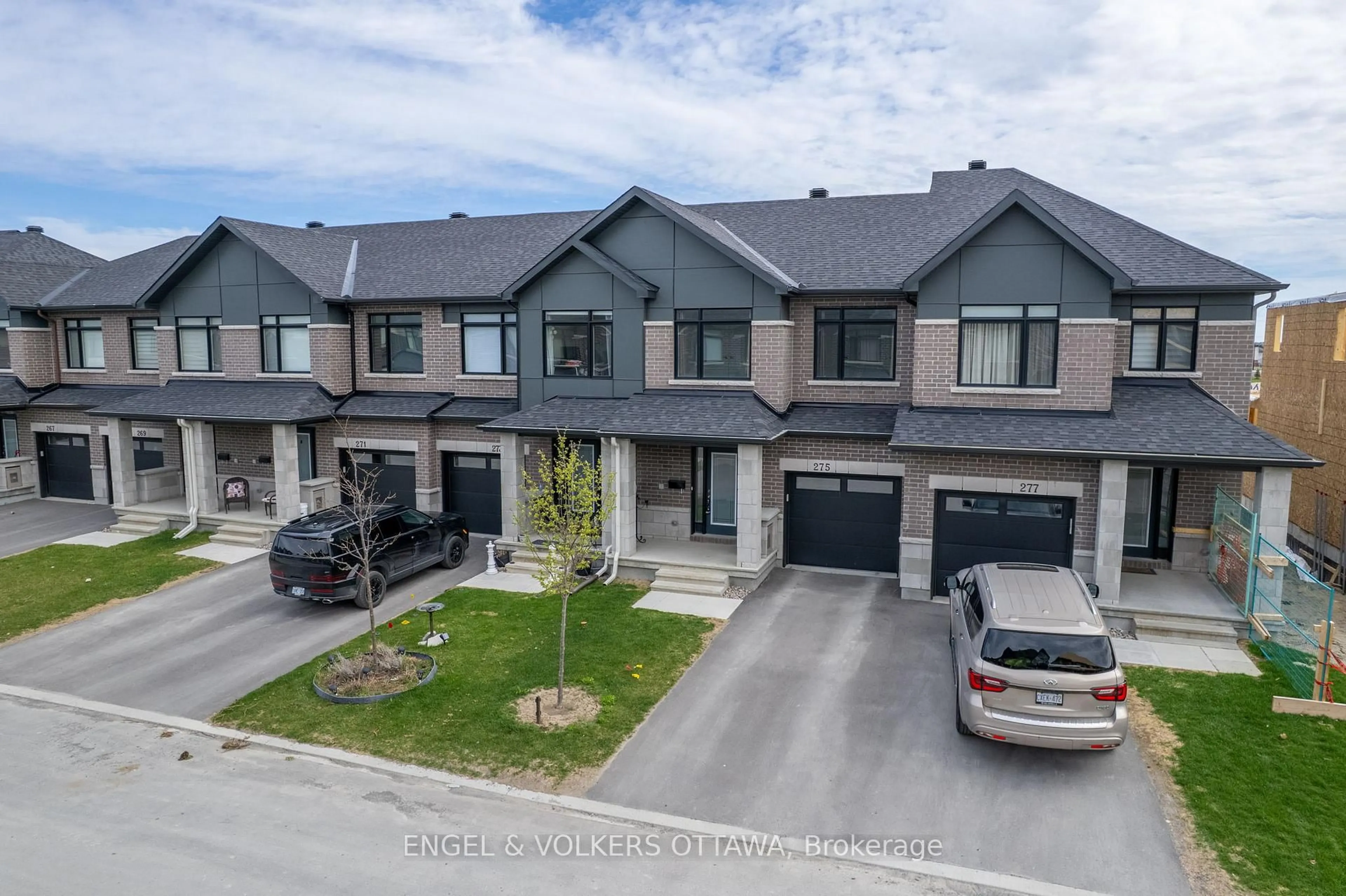 A pic from outside/outdoor area/front of a property/back of a property/a pic from drone, street for 275 Finsbury Ave, Ottawa Ontario K2S 2Y2