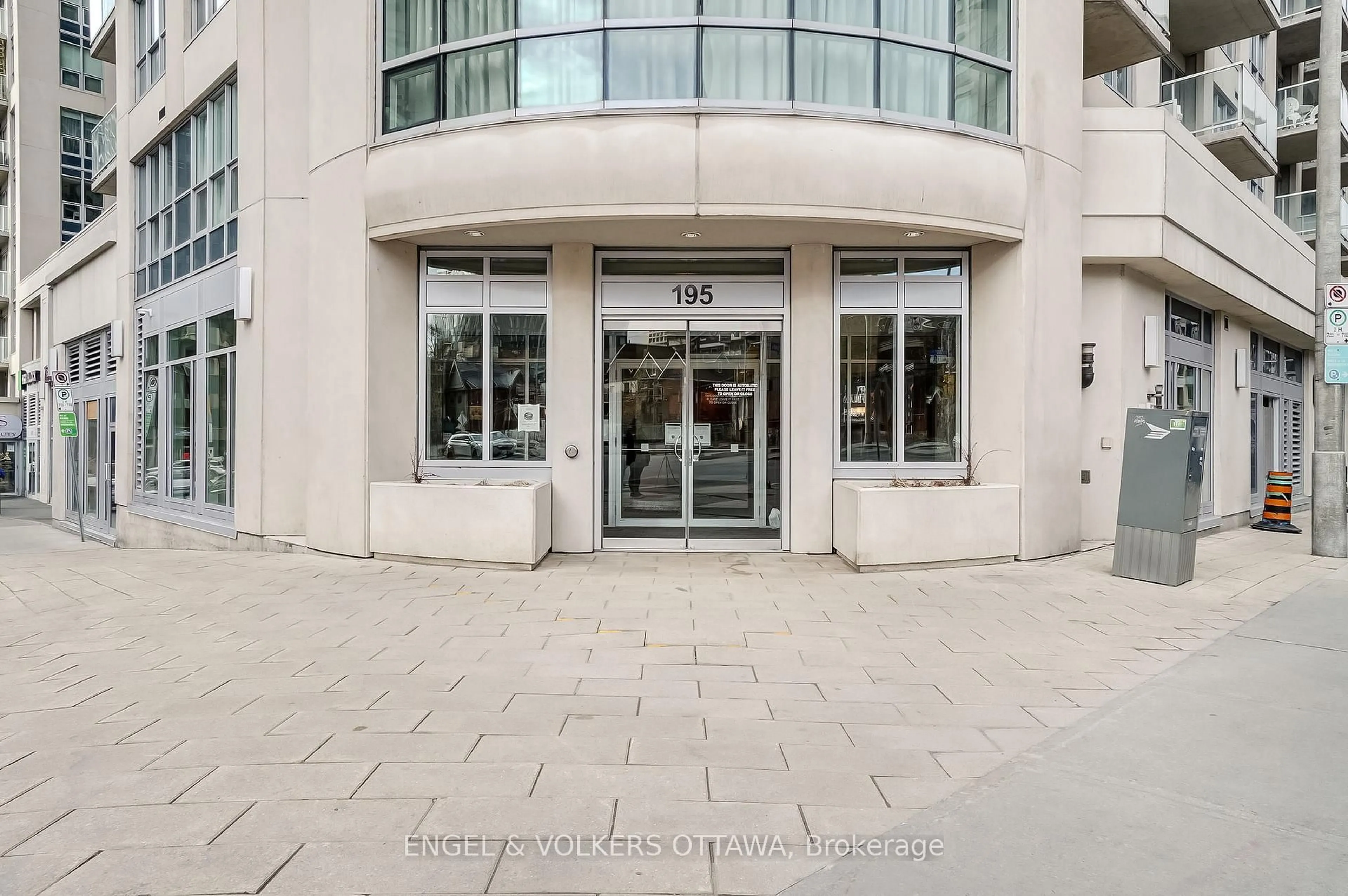 Indoor foyer for 195 BESSERER St #1407, Ottawa Ontario K1N 0B6