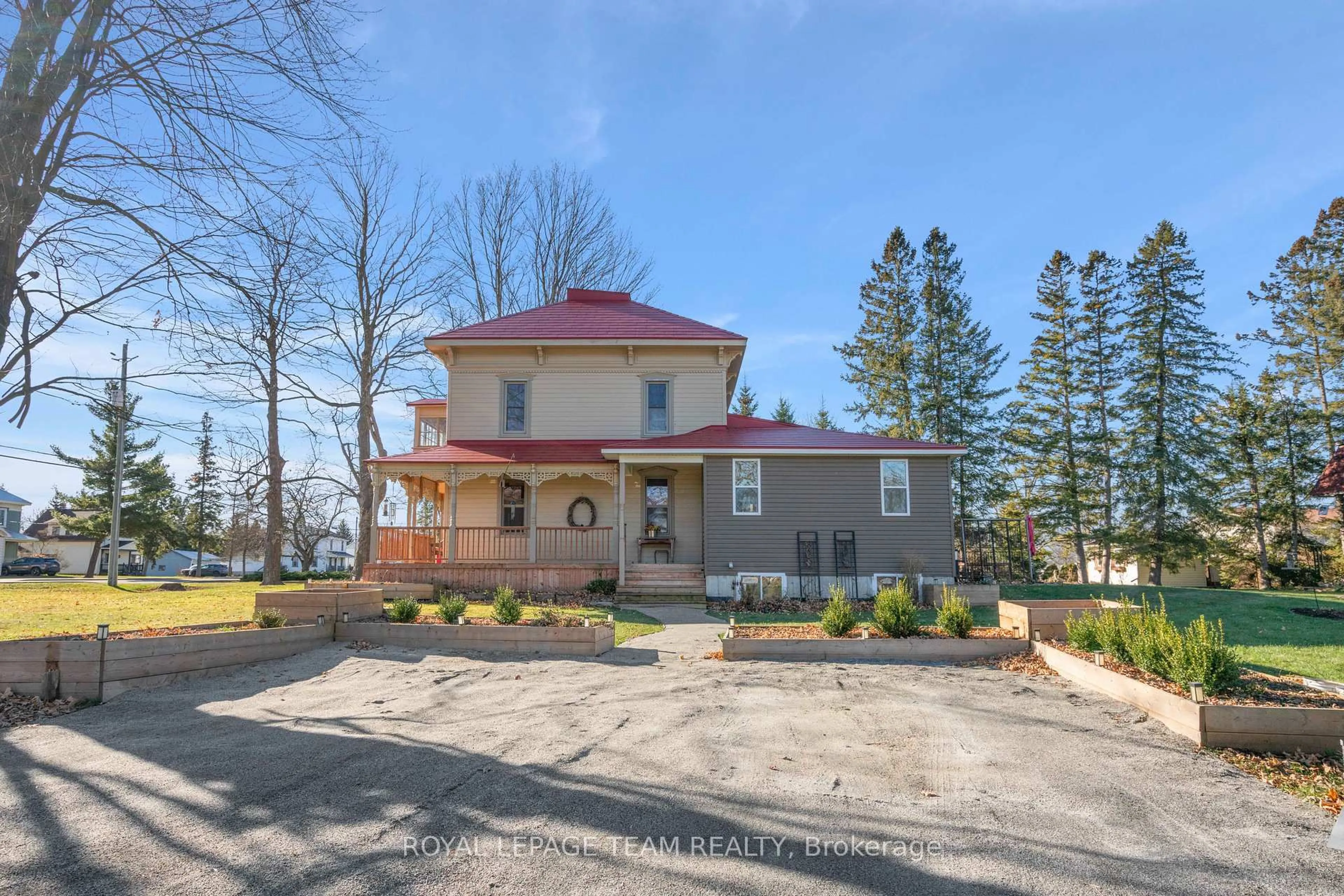 A pic from outside/outdoor area/front of a property/back of a property/a pic from drone, building for 77 Queen St, North Dundas Ontario K0C 1H0
