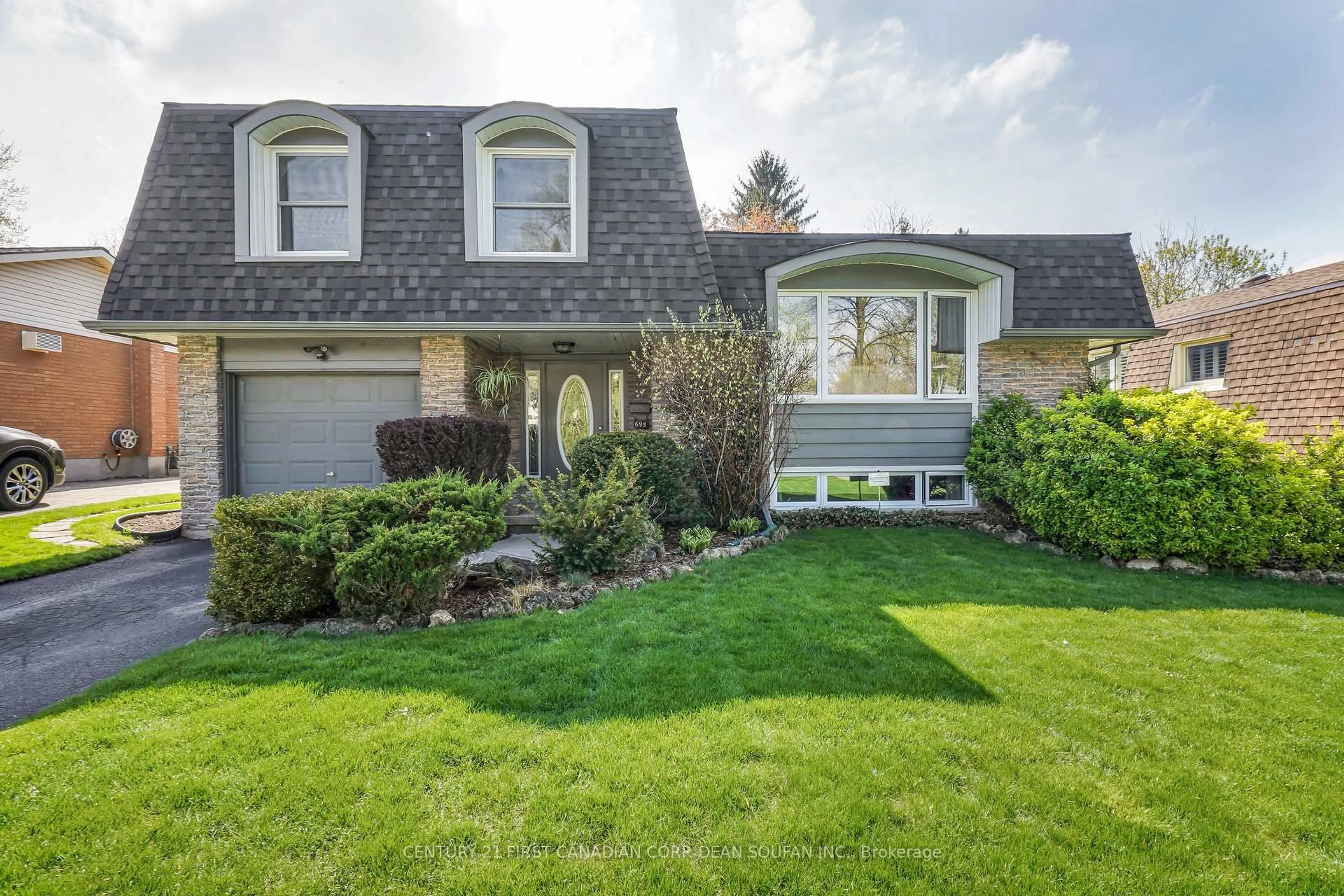 Home with vinyl exterior material, unknown for 695 Griffith St, London South Ontario N6K 2S5