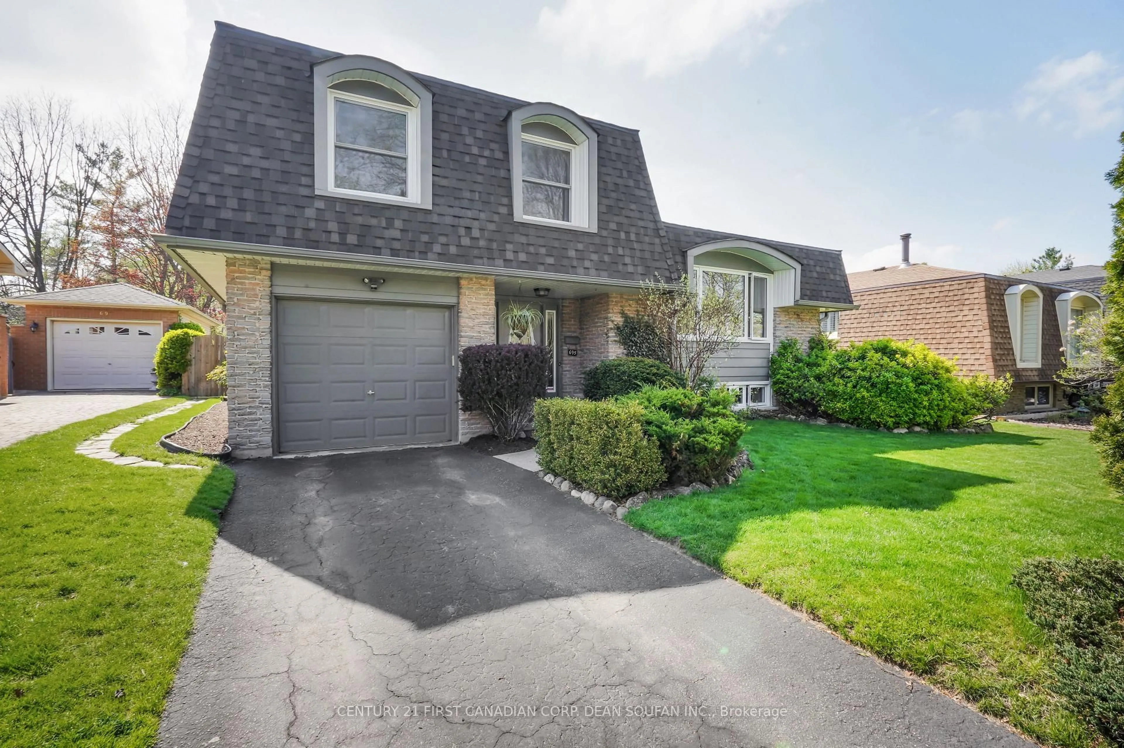 Home with vinyl exterior material, street for 695 Griffith St, London South Ontario N6K 2S5