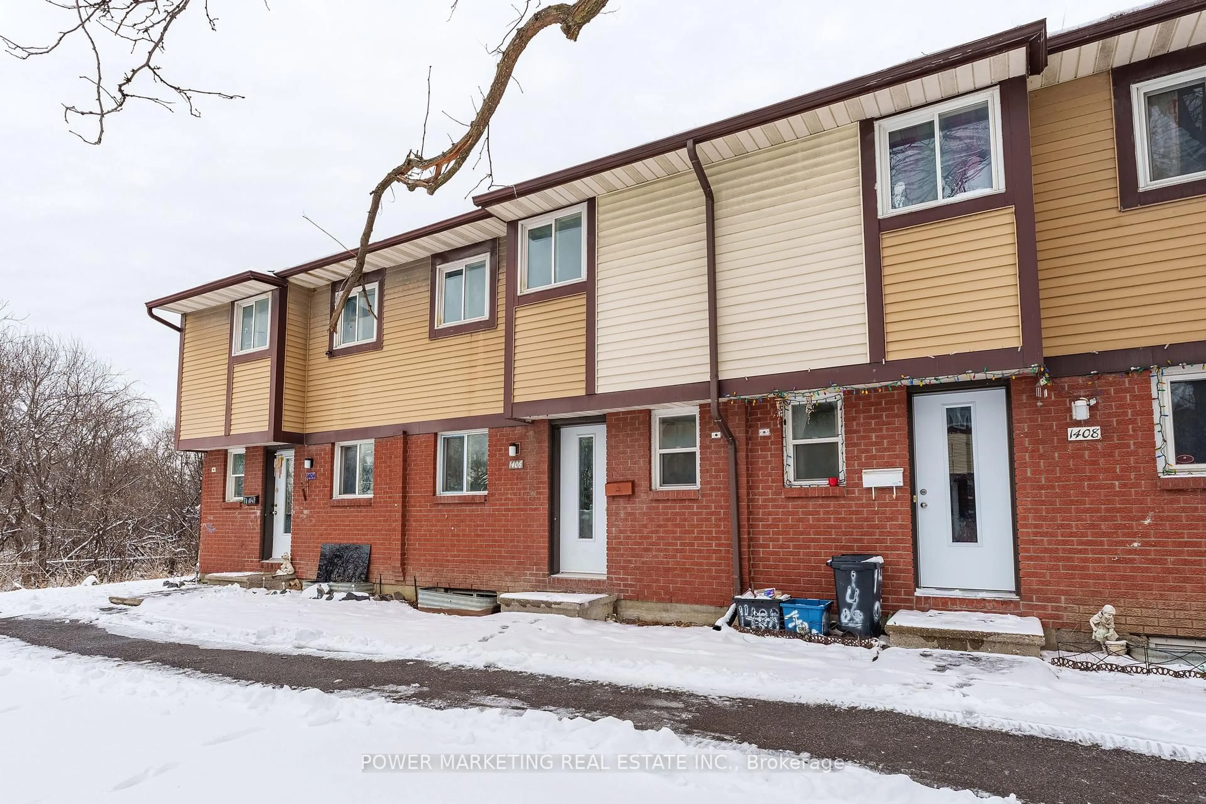 A pic from outside/outdoor area/front of a property/back of a property/a pic from drone, street for 2-1406 FOXWELL St, Ottawa Ontario K1B 5J4