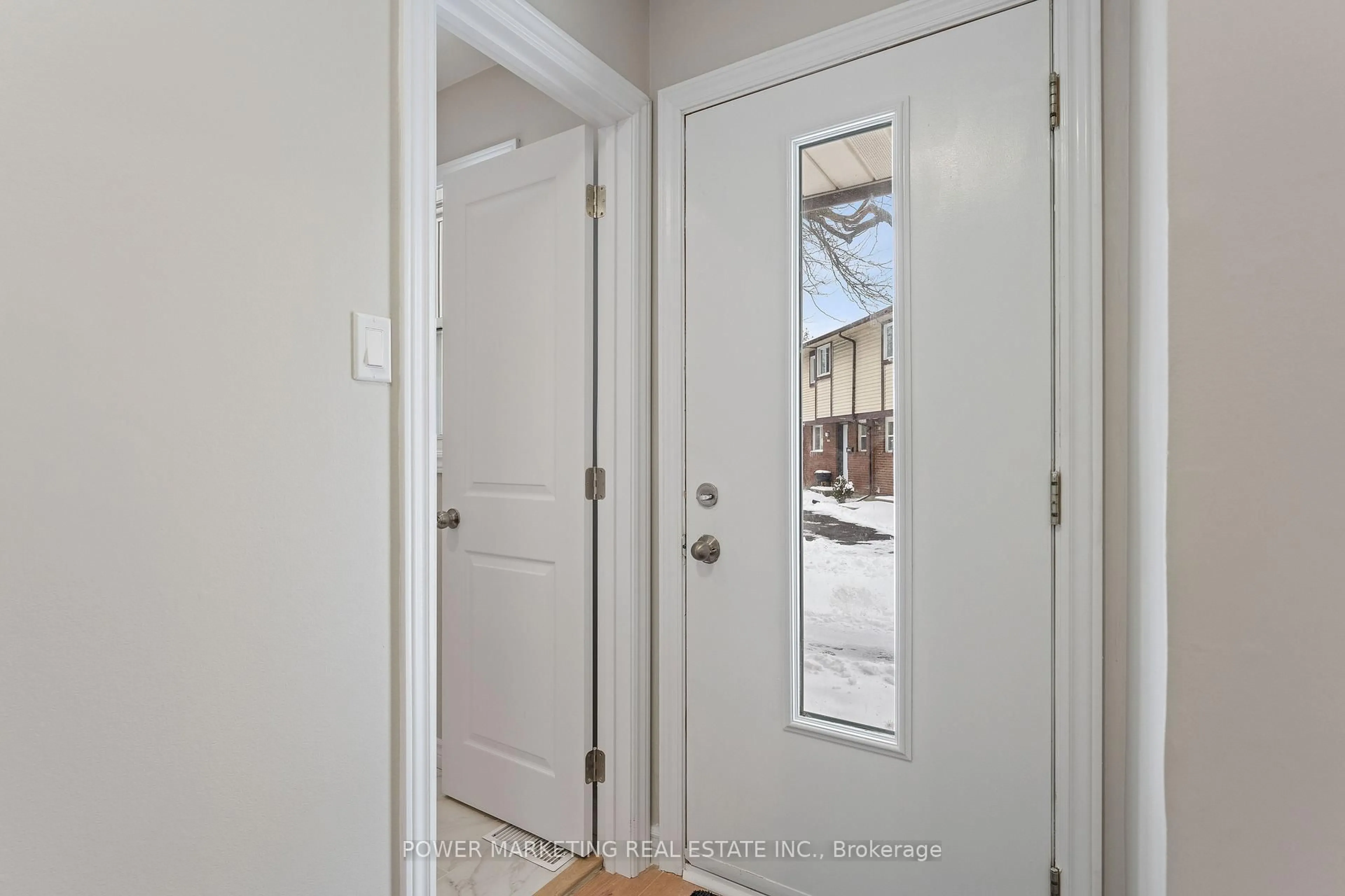 Indoor entryway for 2-1406 FOXWELL St, Ottawa Ontario K1B 5J4