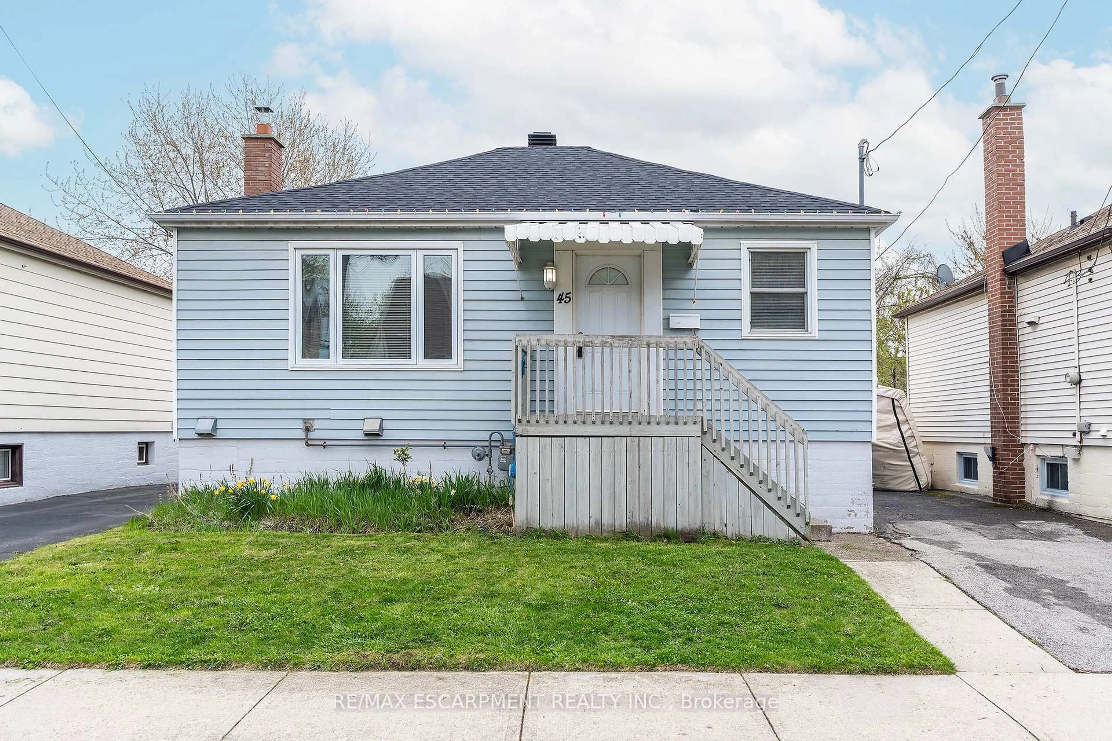 Home with vinyl exterior material, street for 45 EAST 11TH St, Hamilton Ontario L9A 3T1