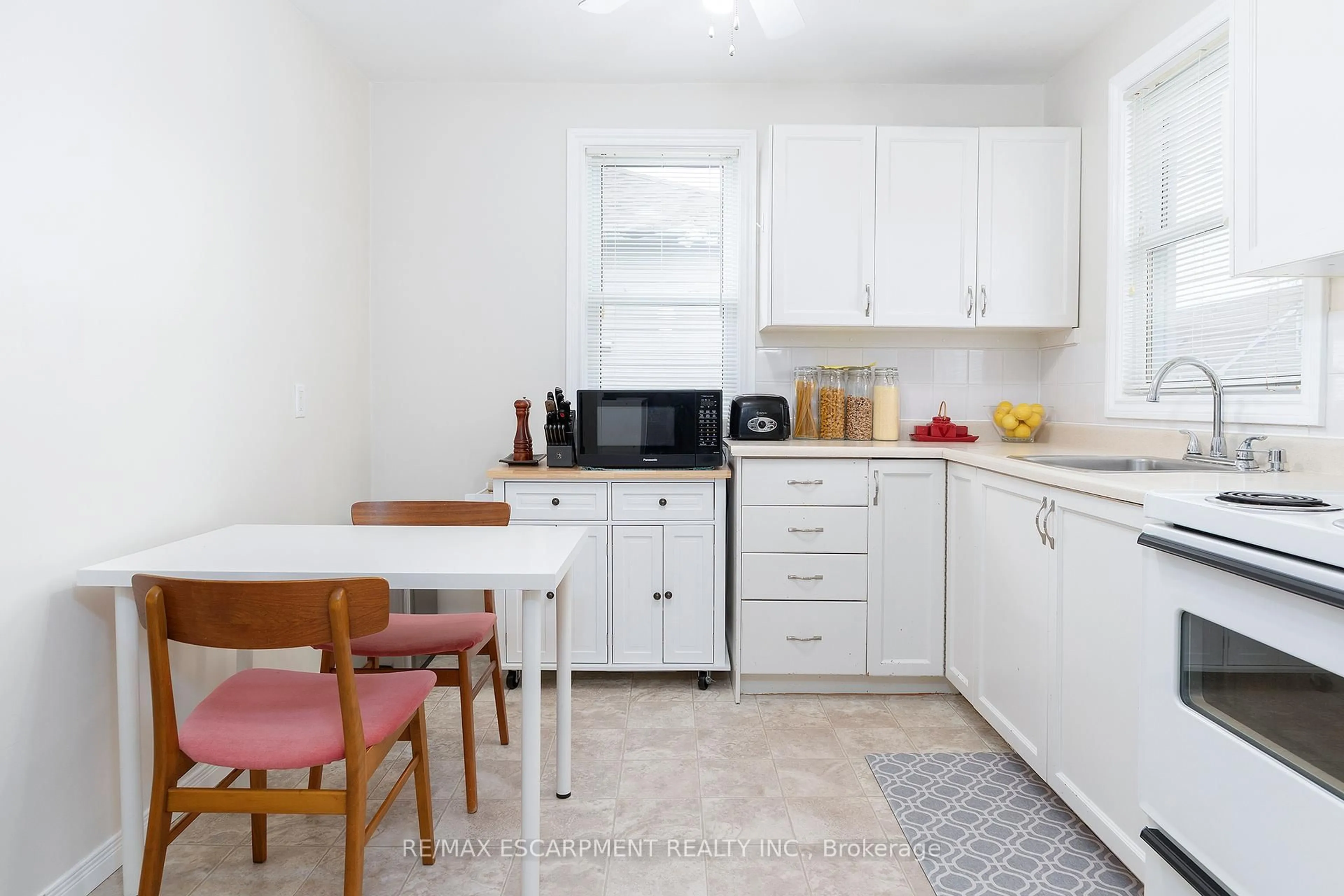 Standard kitchen, unknown for 45 EAST 11TH St, Hamilton Ontario L9A 3T1