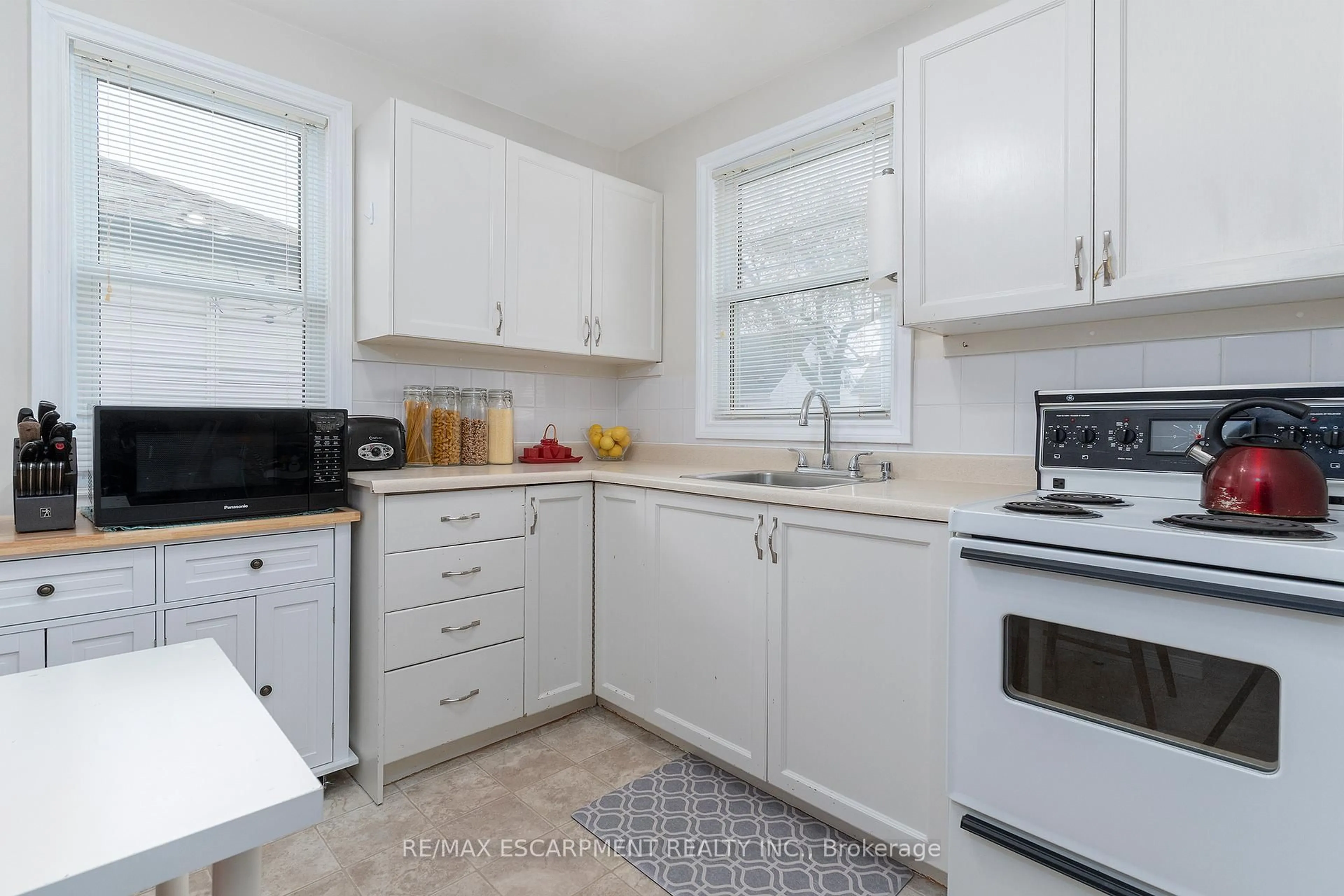 Standard kitchen, unknown for 45 EAST 11TH St, Hamilton Ontario L9A 3T1