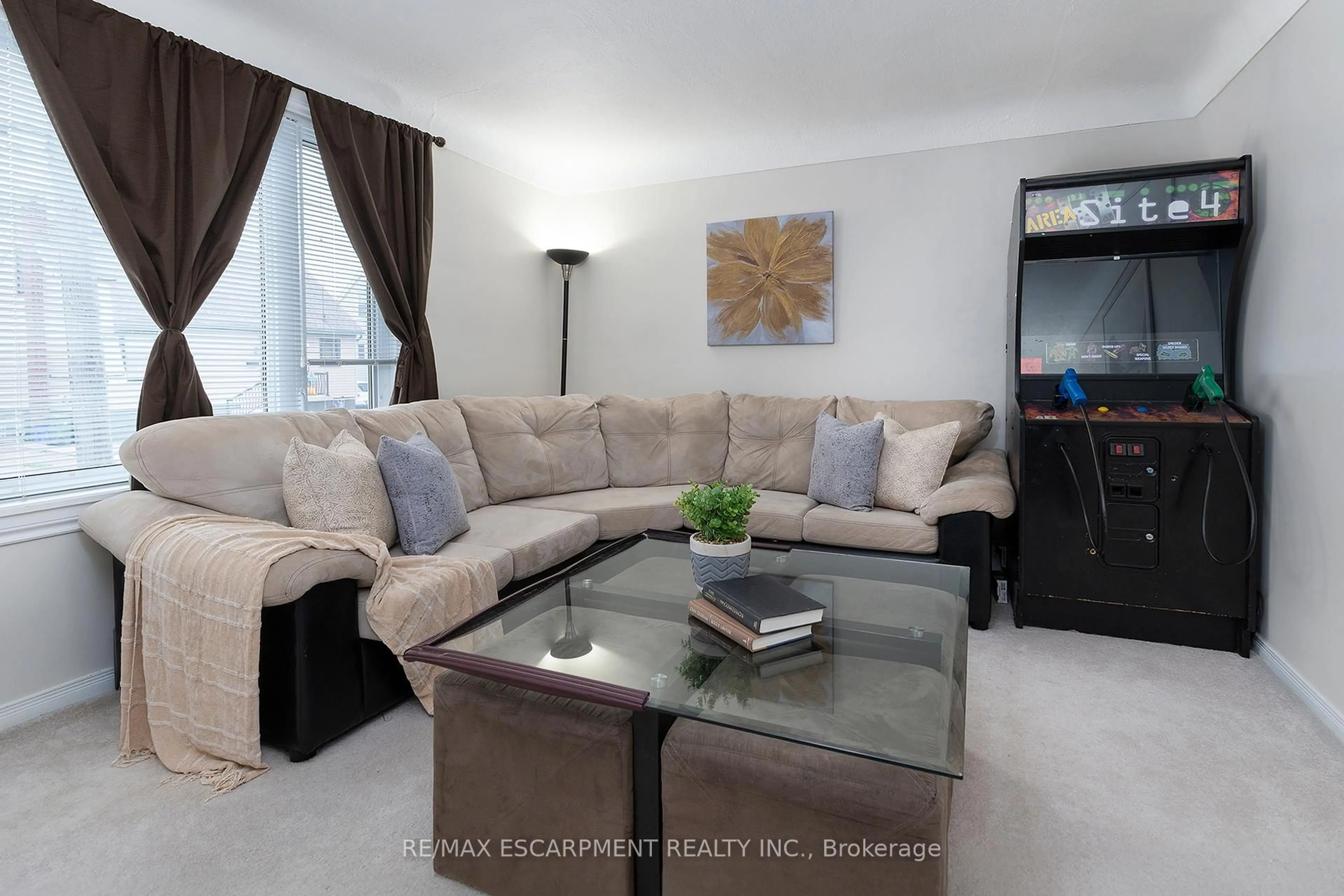 Living room with furniture, unknown for 45 EAST 11TH St, Hamilton Ontario L9A 3T1