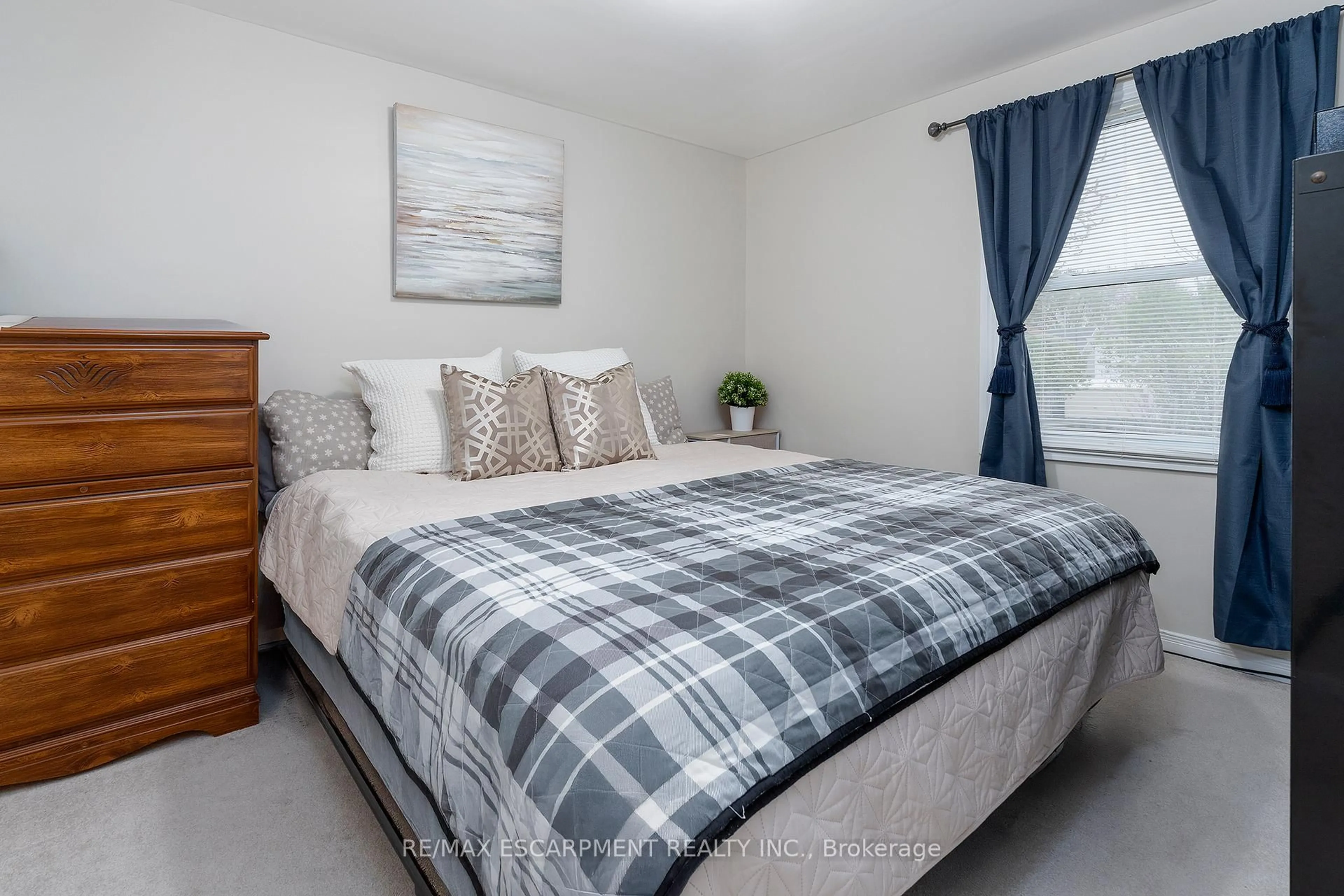 Bedroom with bed, unknown for 45 EAST 11TH St, Hamilton Ontario L9A 3T1