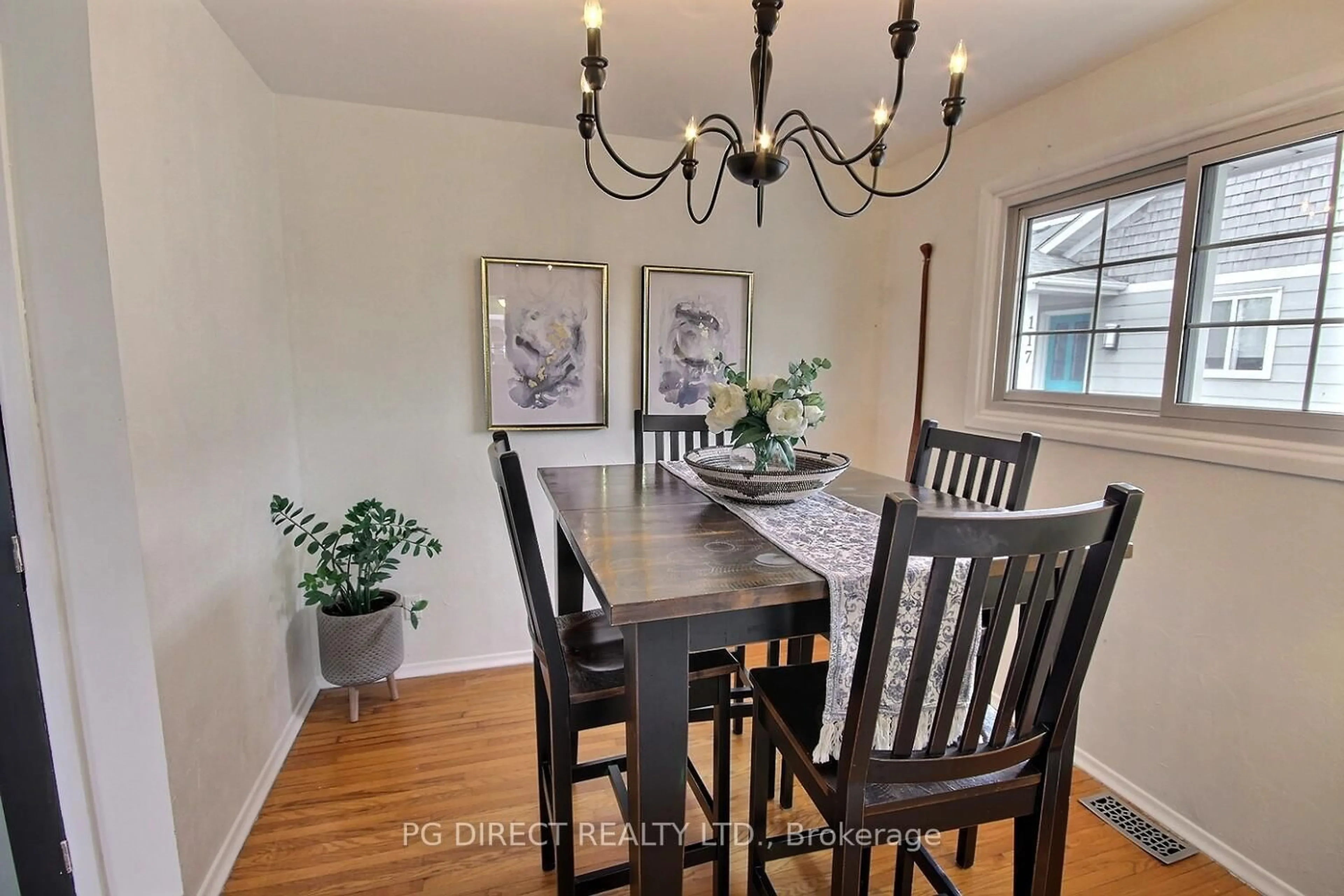 Dining room, wood/laminate floor for 121 Palmer Rd, Belleville Ontario K8P 4C7