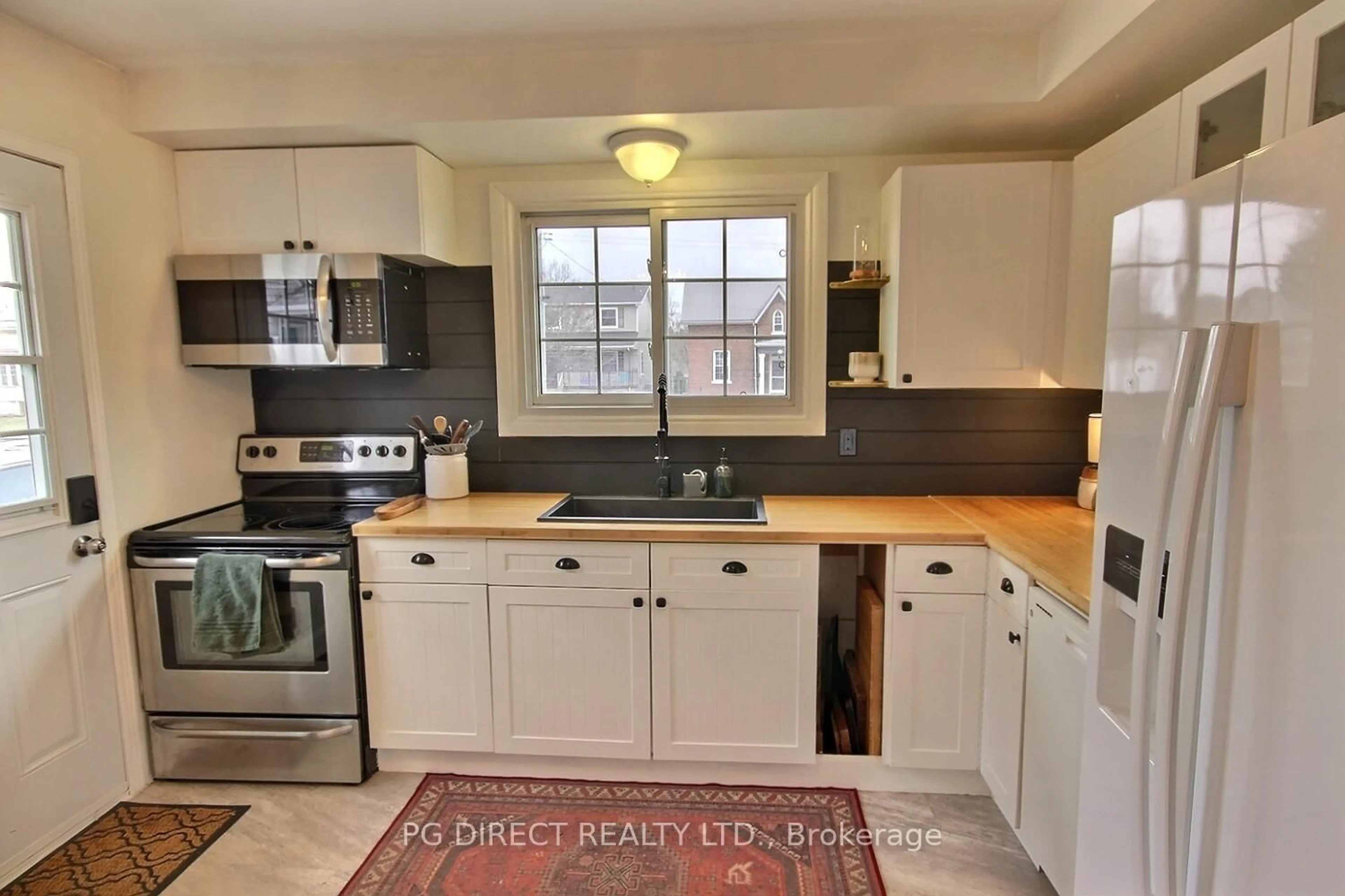 Open concept kitchen, ceramic/tile floor for 121 Palmer Rd, Belleville Ontario K8P 4C7