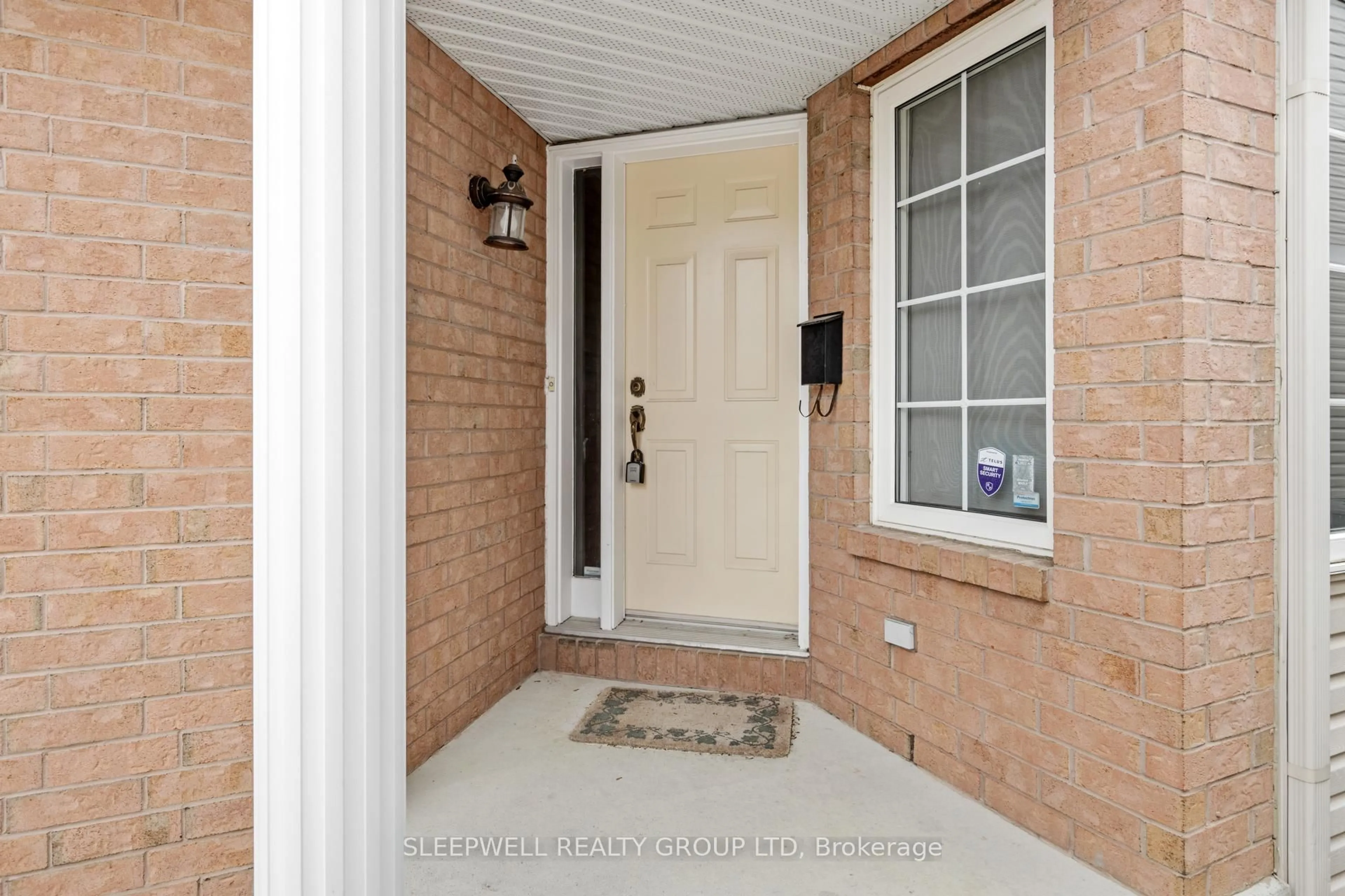 Indoor entryway for 12 Cedar Park St, Ottawa Ontario K2C 4B3